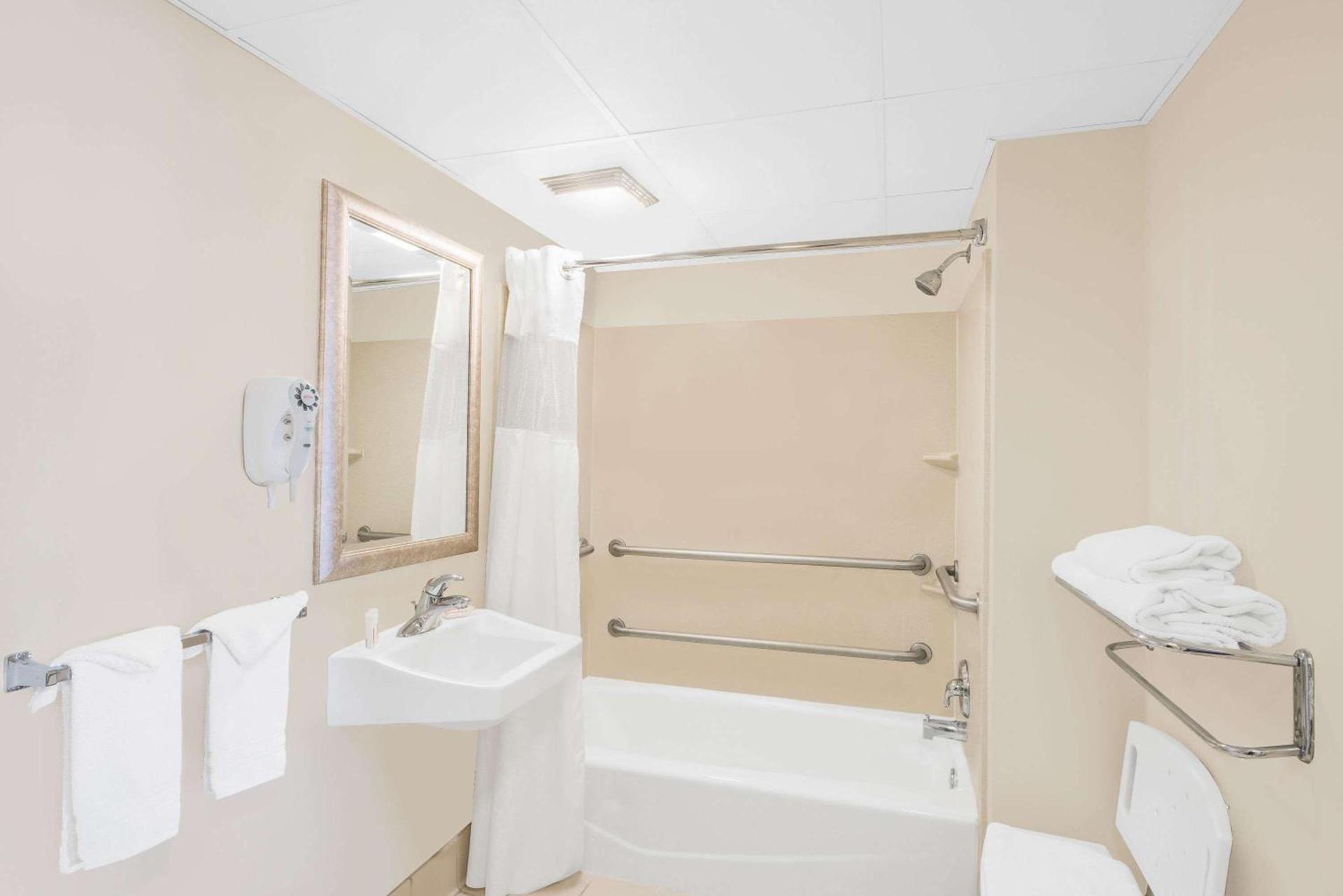 Days Inn by Wyndham Springfield/Phil.Intl Airport photo 21