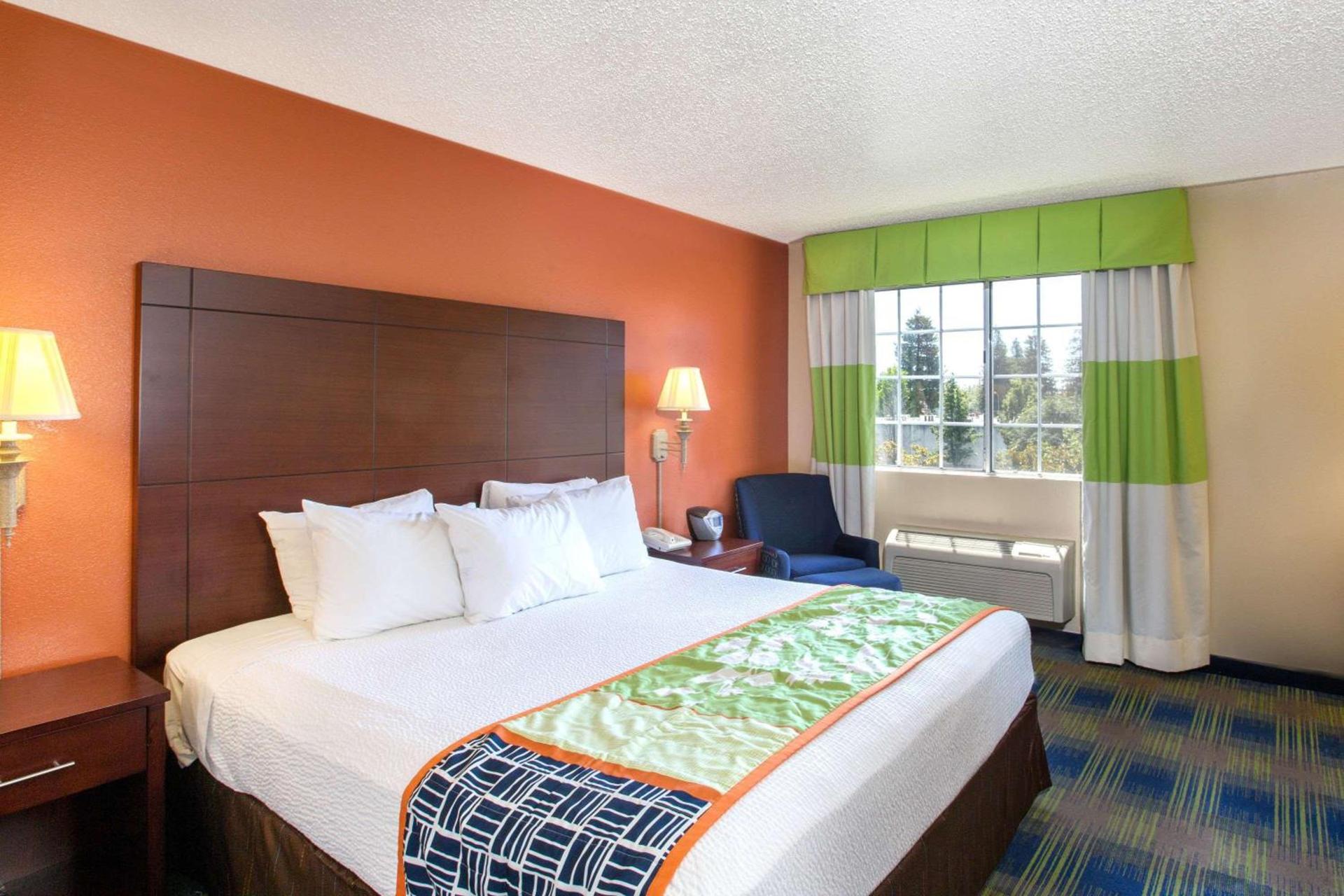 Days Inn by Wyndham Fremont photo 9