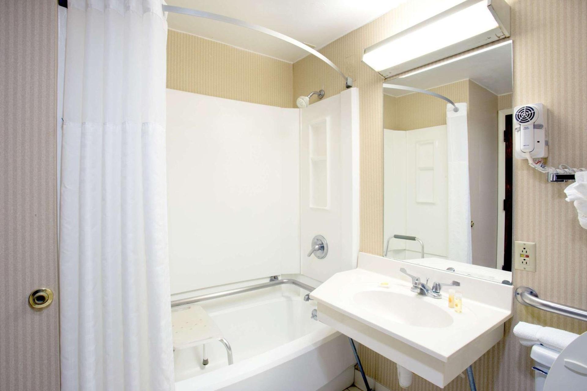 Days Inn & Suites by Wyndham Northwest Indianapolis photo 7