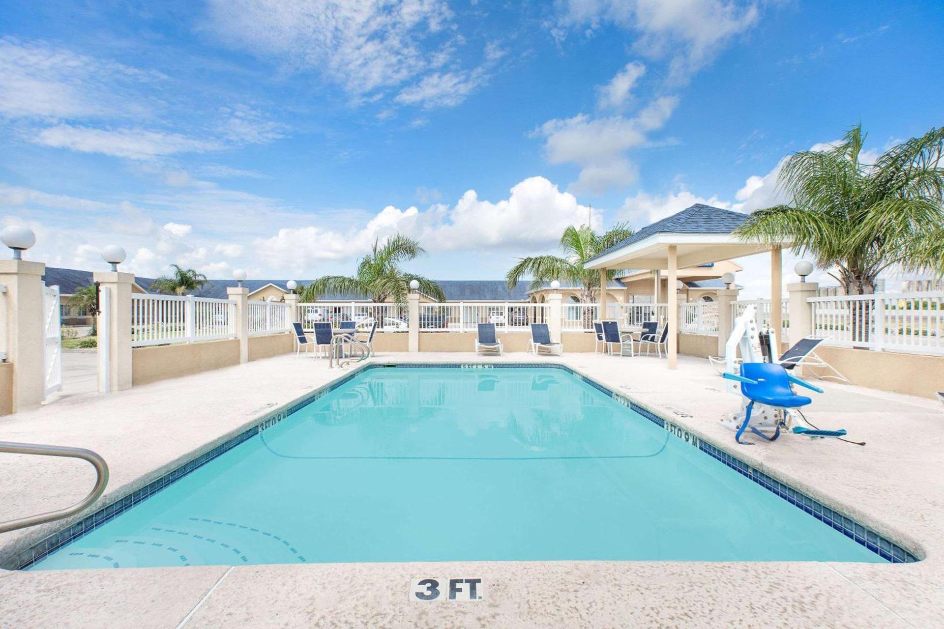 Days Inn by Wyndham Robstown photo 5