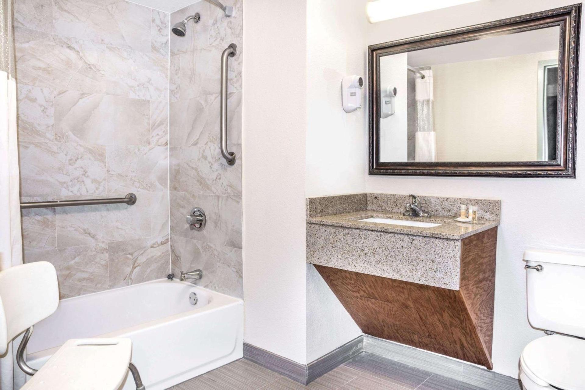 Days Inn by Wyndham Houston photo 9