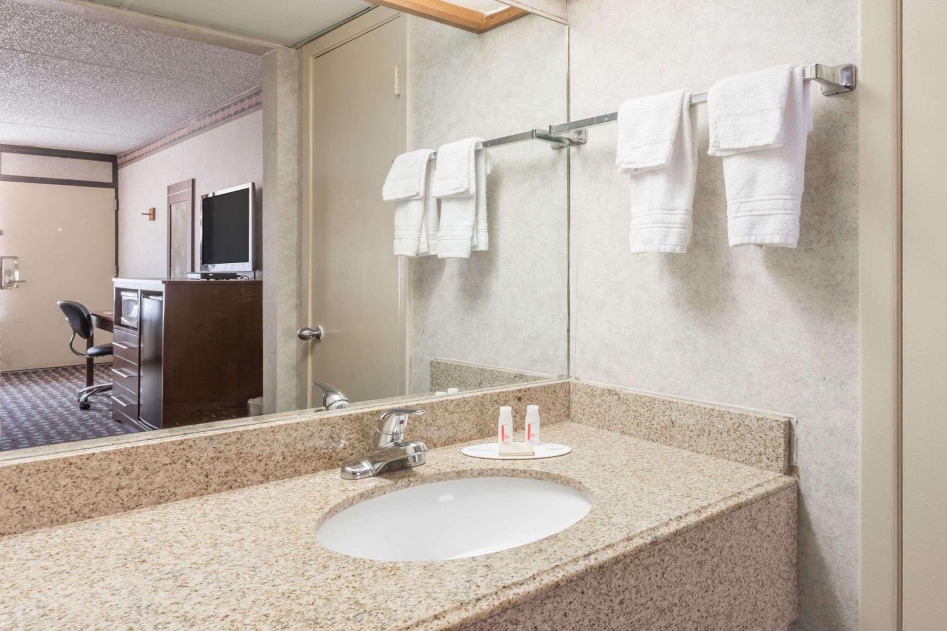 Days Inn by Wyndham Midland photo 6