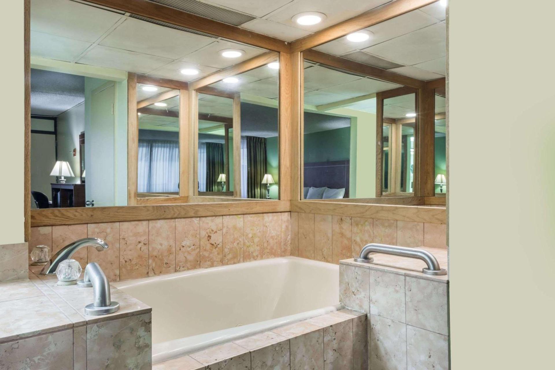 Days Inn by Wyndham Midland photo 8