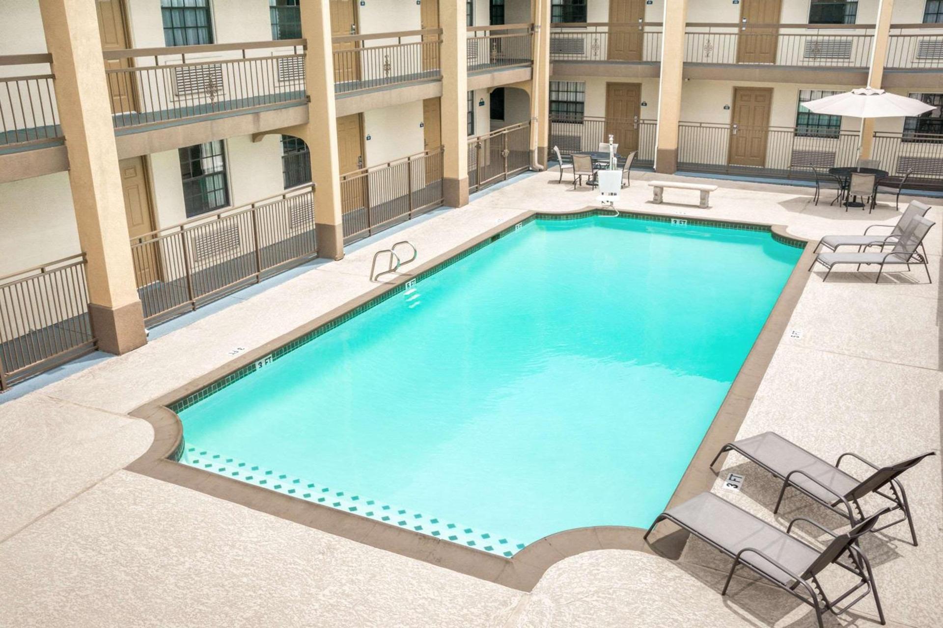Days Inn by Wyndham Houston photo 5