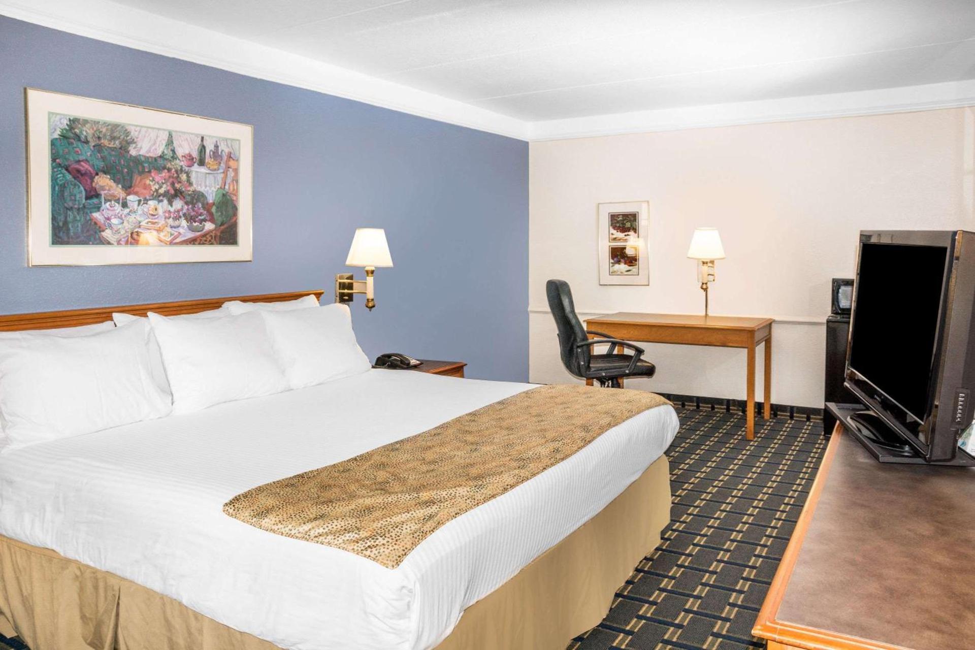 Days Inn by Wyndham Houston photo 7