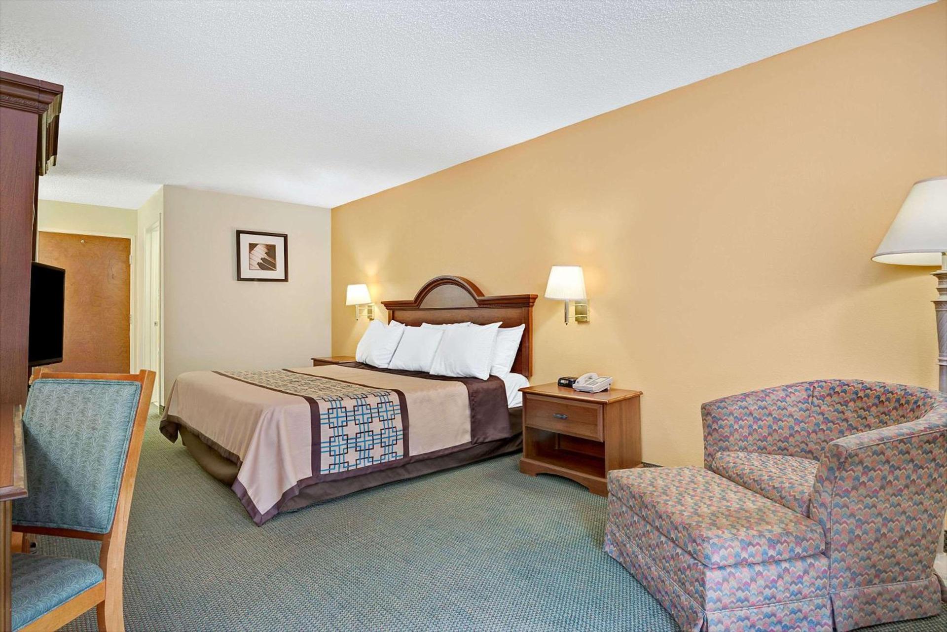 Days Inn by Wyndham Burlington East photo 15