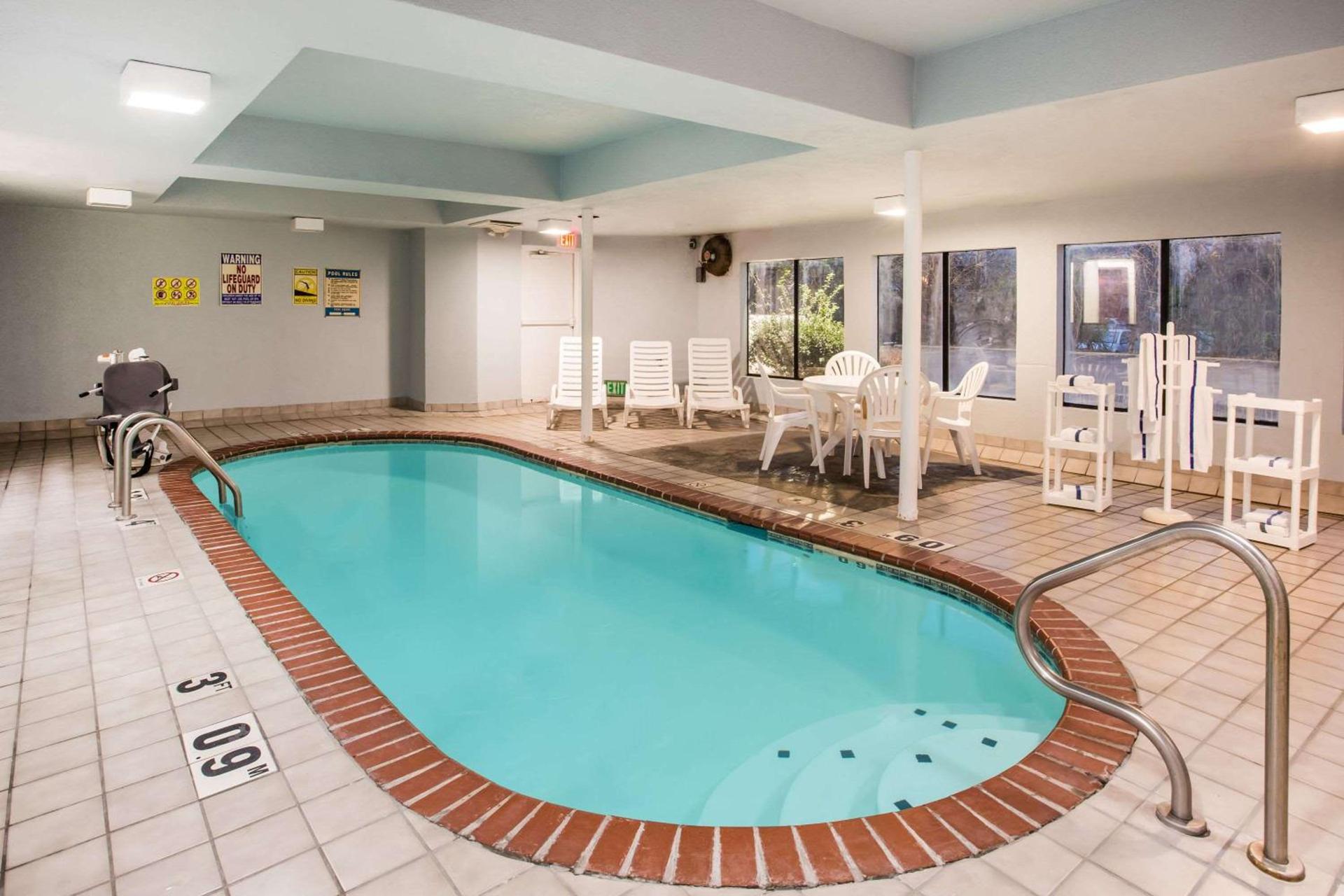 Days Inn by Wyndham Blue Springs photo 5