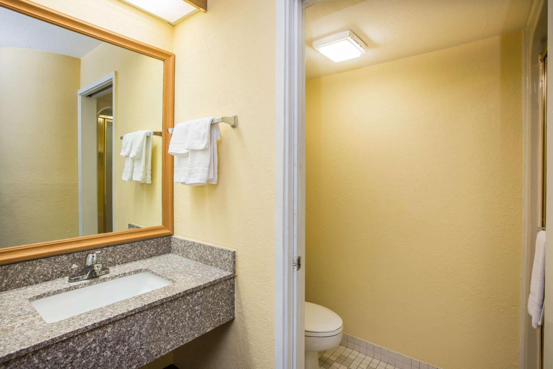 Days Inn by Wyndham Blue Springs photo 7