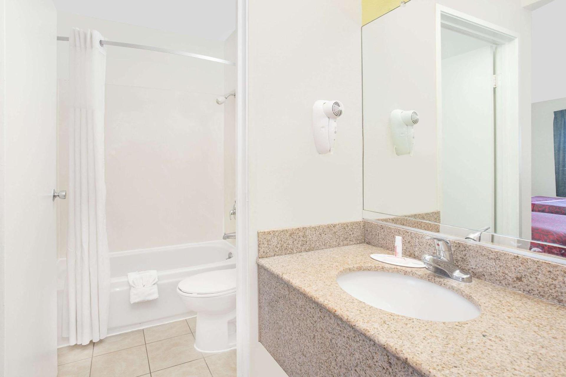 Days Inn by Wyndham Turlock photo 3