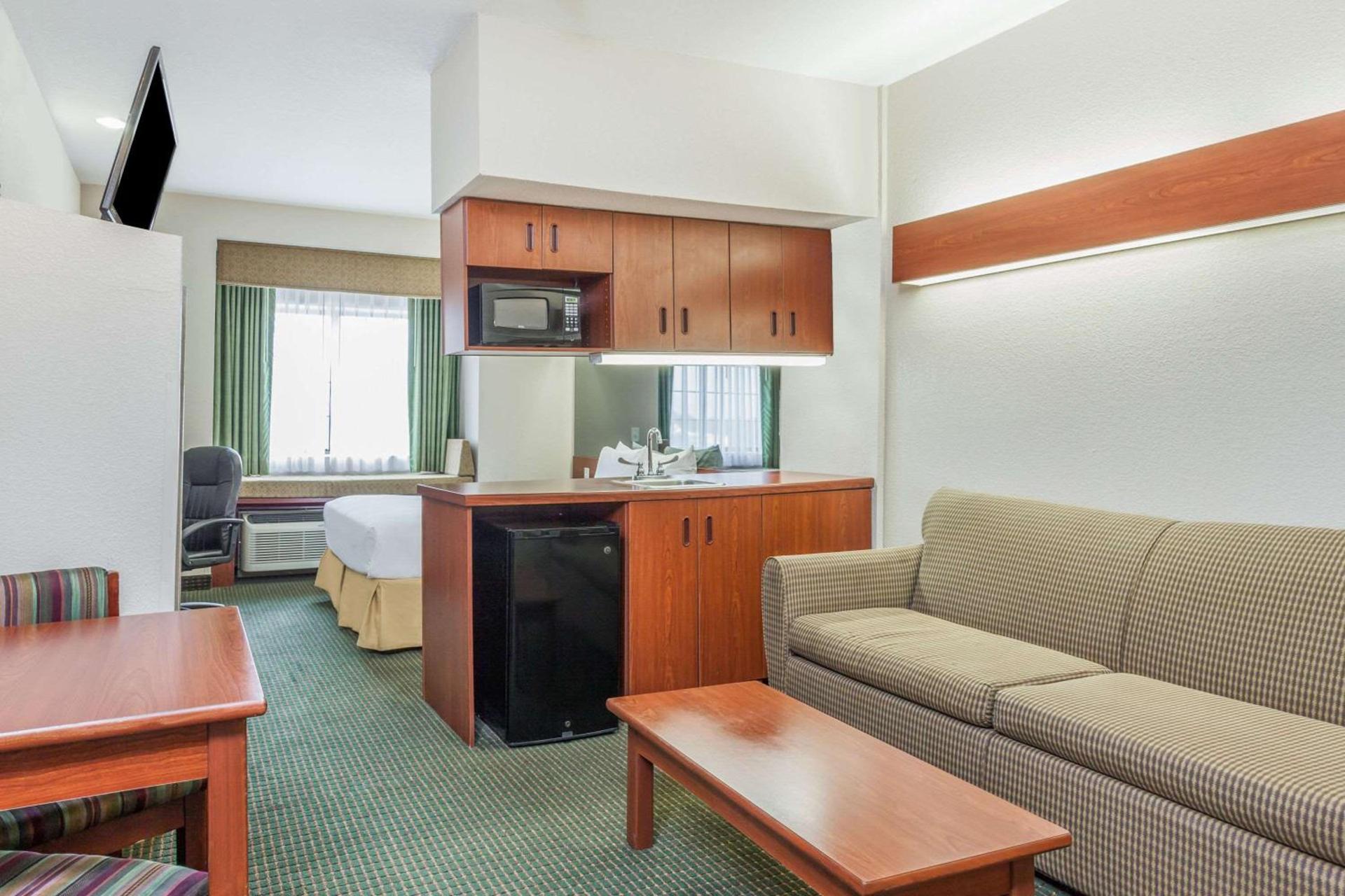 Days Inn by Wyndham near Kansas Speedway photo 12