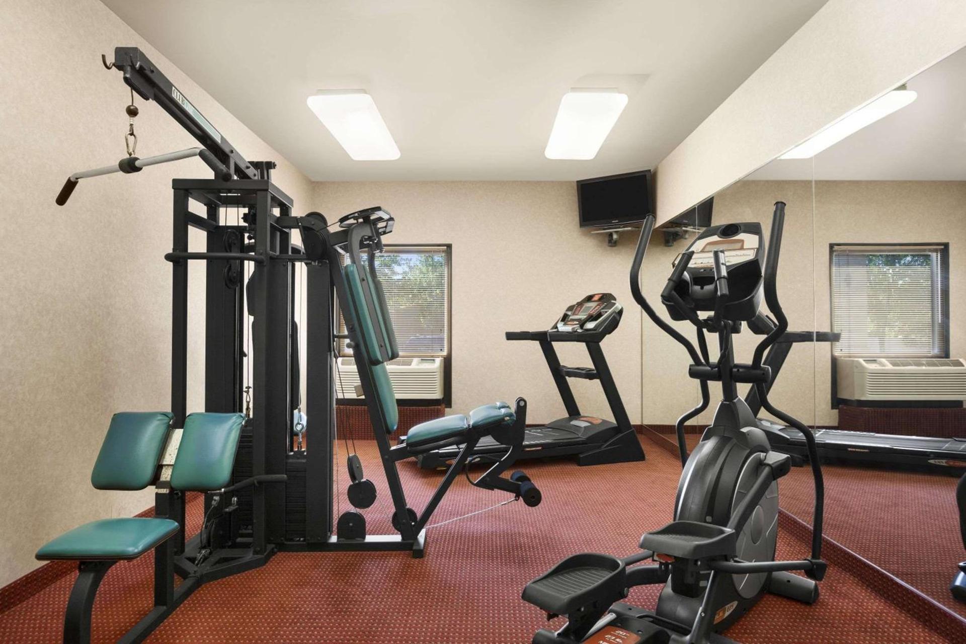 Days Inn & Suites by Wyndham Cedar Rapids photo 5