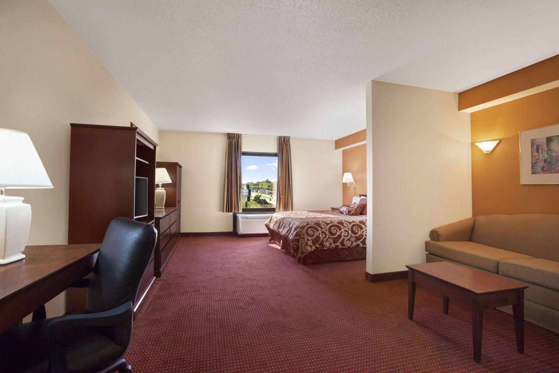 Days Inn & Suites by Wyndham Cedar Rapids photo 11