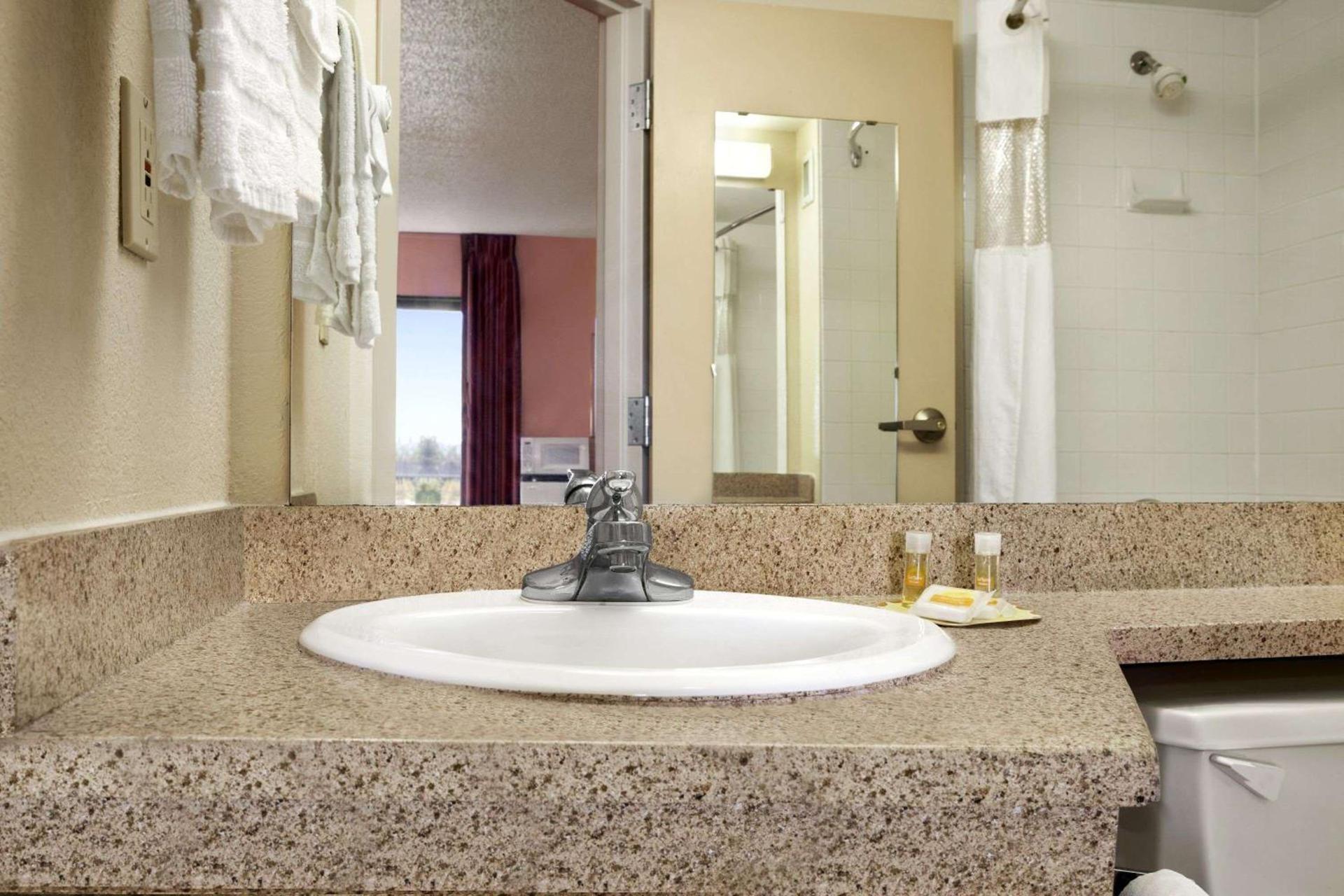 Days Inn & Suites by Wyndham Cedar Rapids photo 7