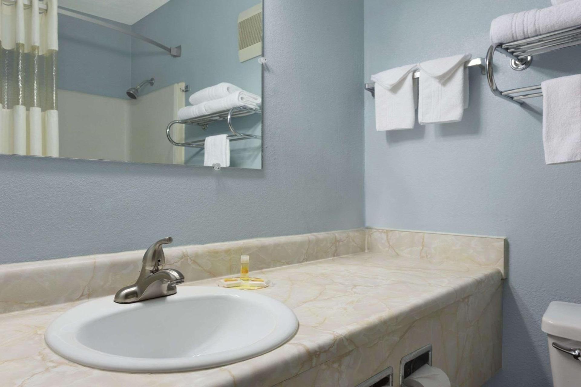 Days Inn by Wyndham Middletown photo 9