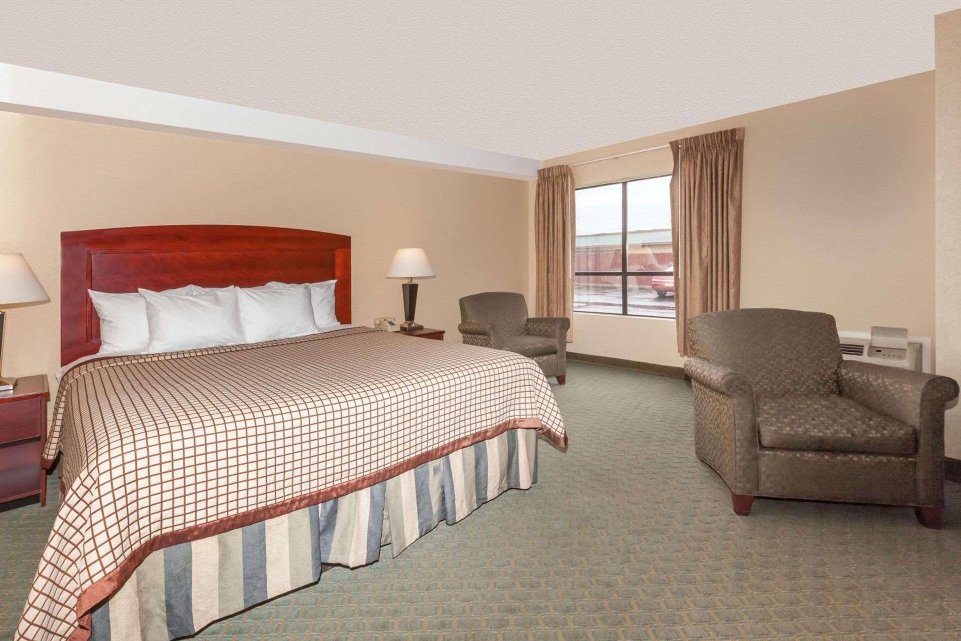 Days Inn by Wyndham Utica photo 13