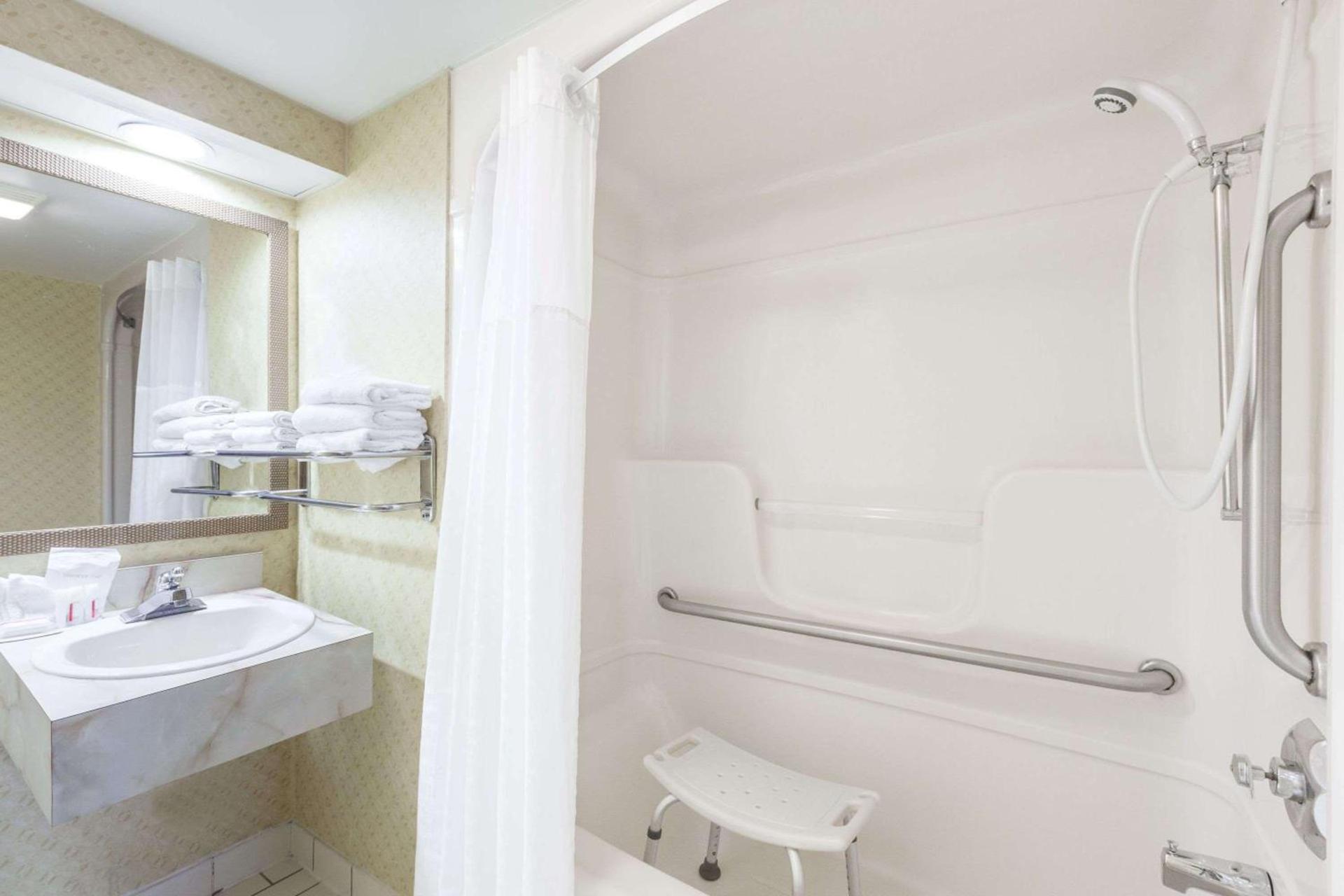 Days Inn by Wyndham Utica photo 5