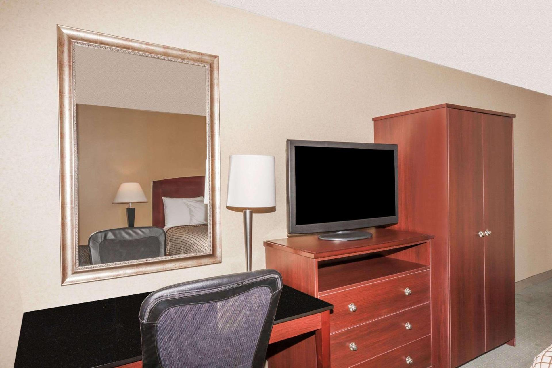 Days Inn by Wyndham Utica photo 9