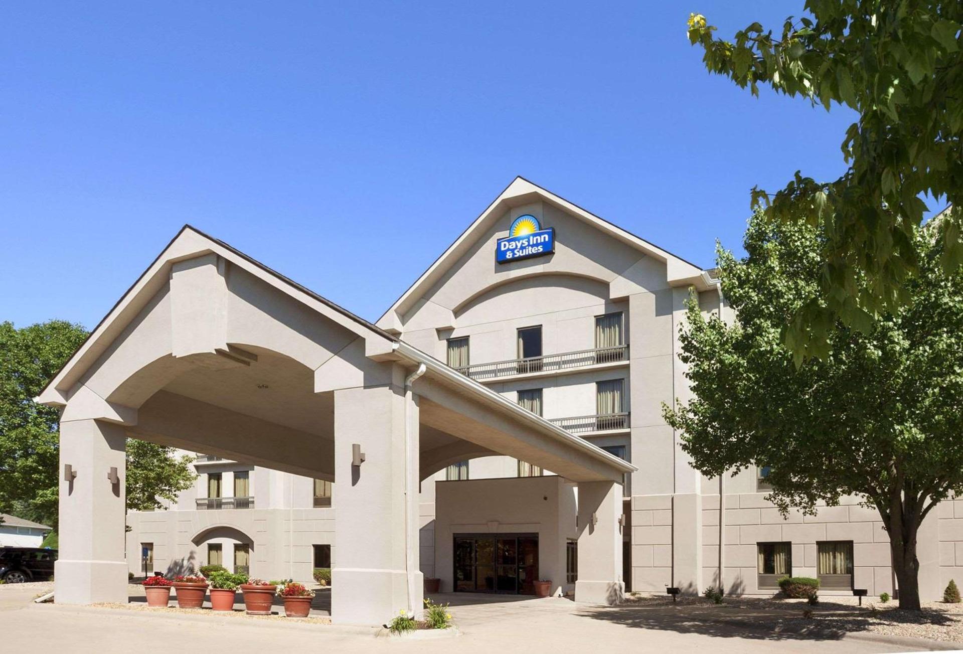 Days Inn & Suites by Wyndham Cedar Rapids photo 2