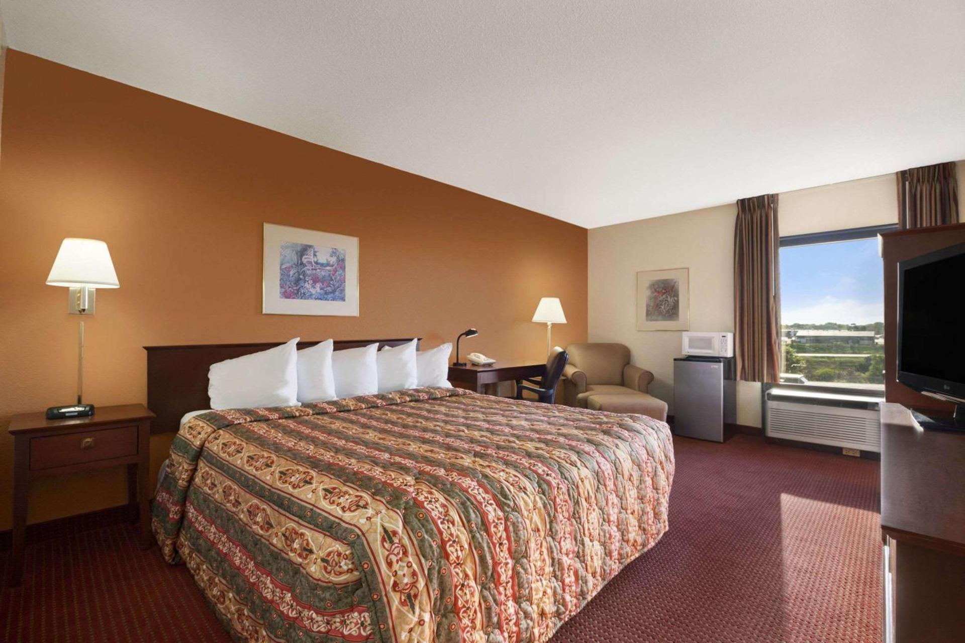 Days Inn & Suites by Wyndham Cedar Rapids photo 10