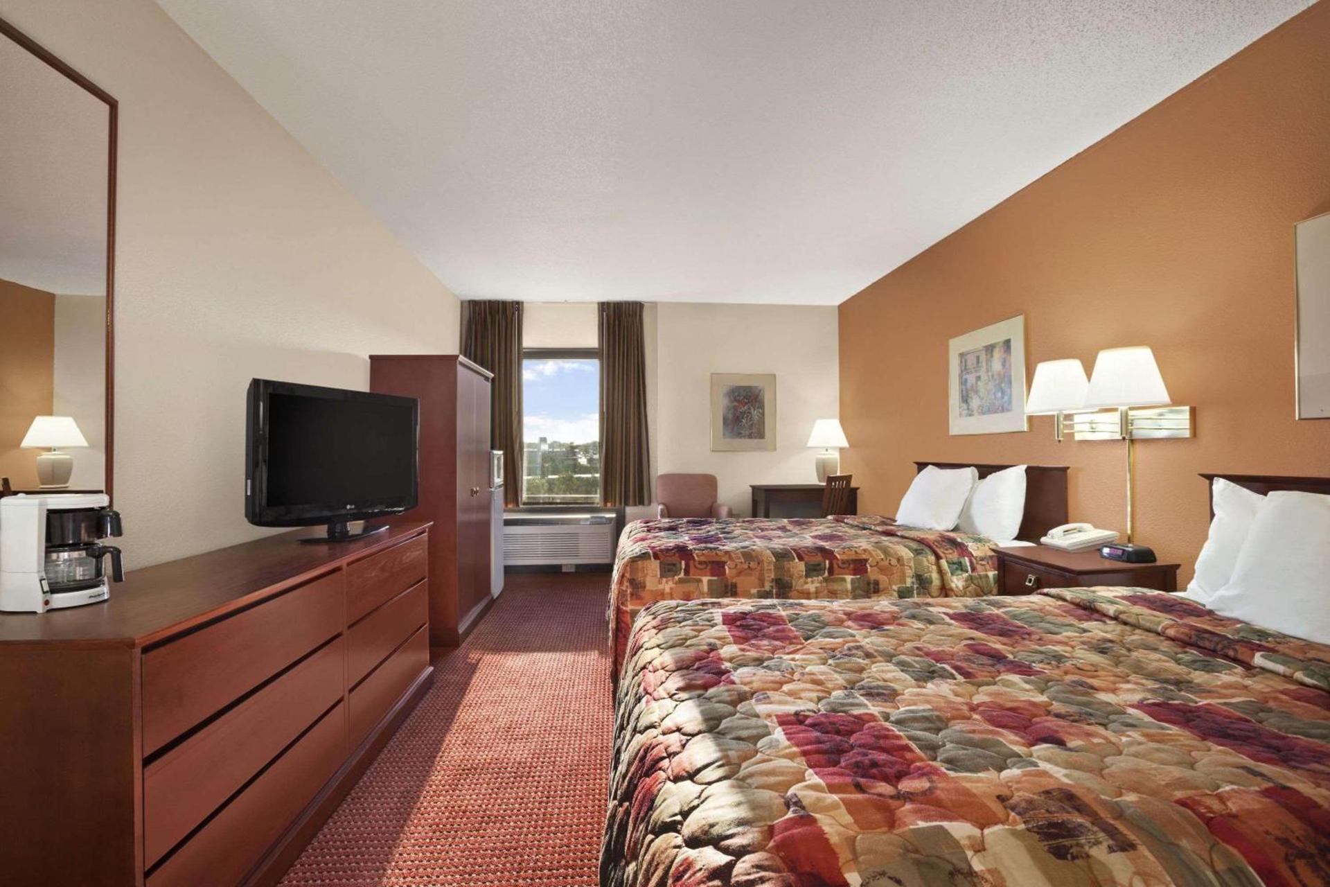 Days Inn & Suites by Wyndham Cedar Rapids photo 8