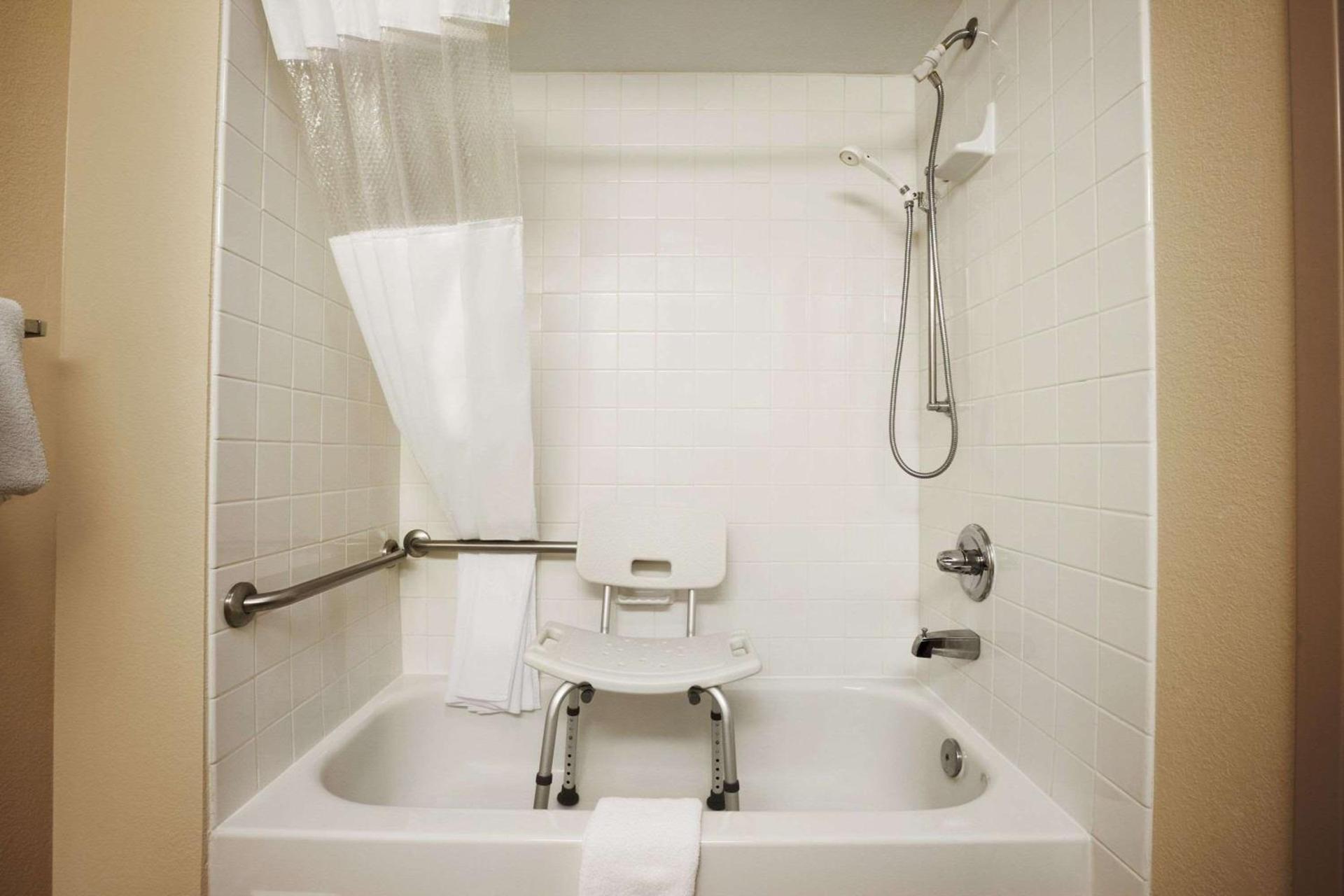 Days Inn & Suites by Wyndham Cedar Rapids photo 6