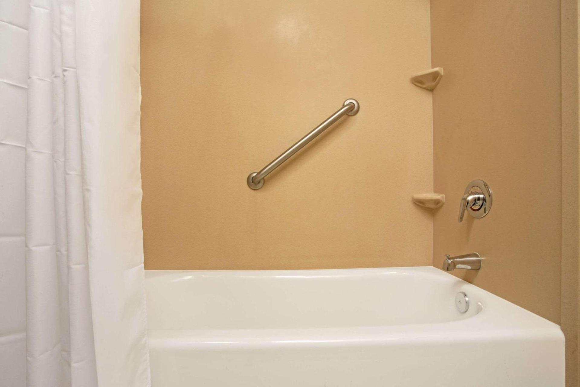Days Inn by Wyndham Brigham City photo 8