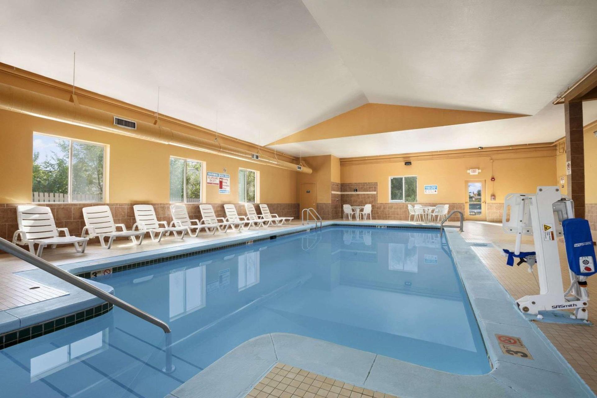 Days Inn & Suites by Wyndham Cedar Rapids photo 4