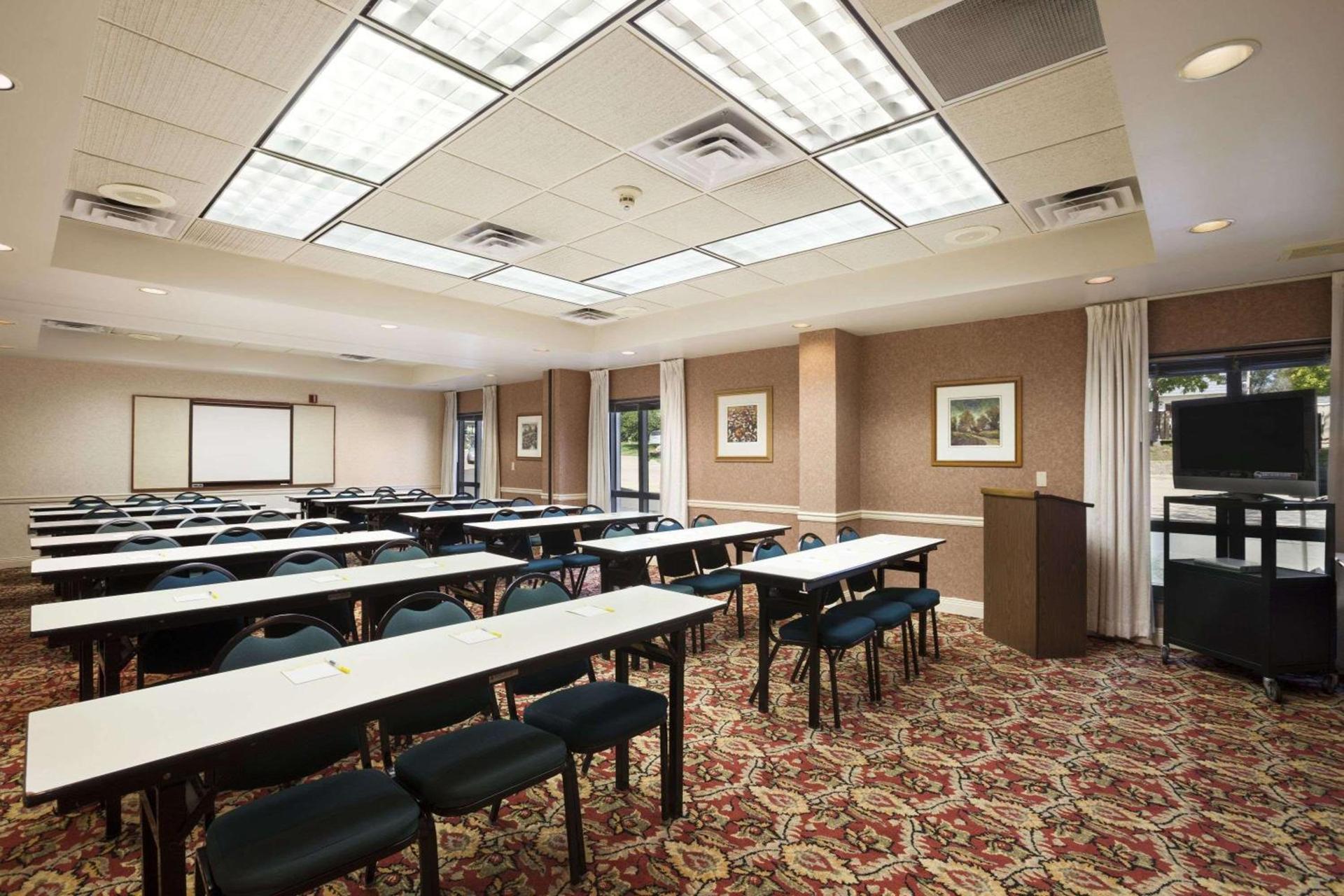 Days Inn & Suites by Wyndham Cedar Rapids photo 12