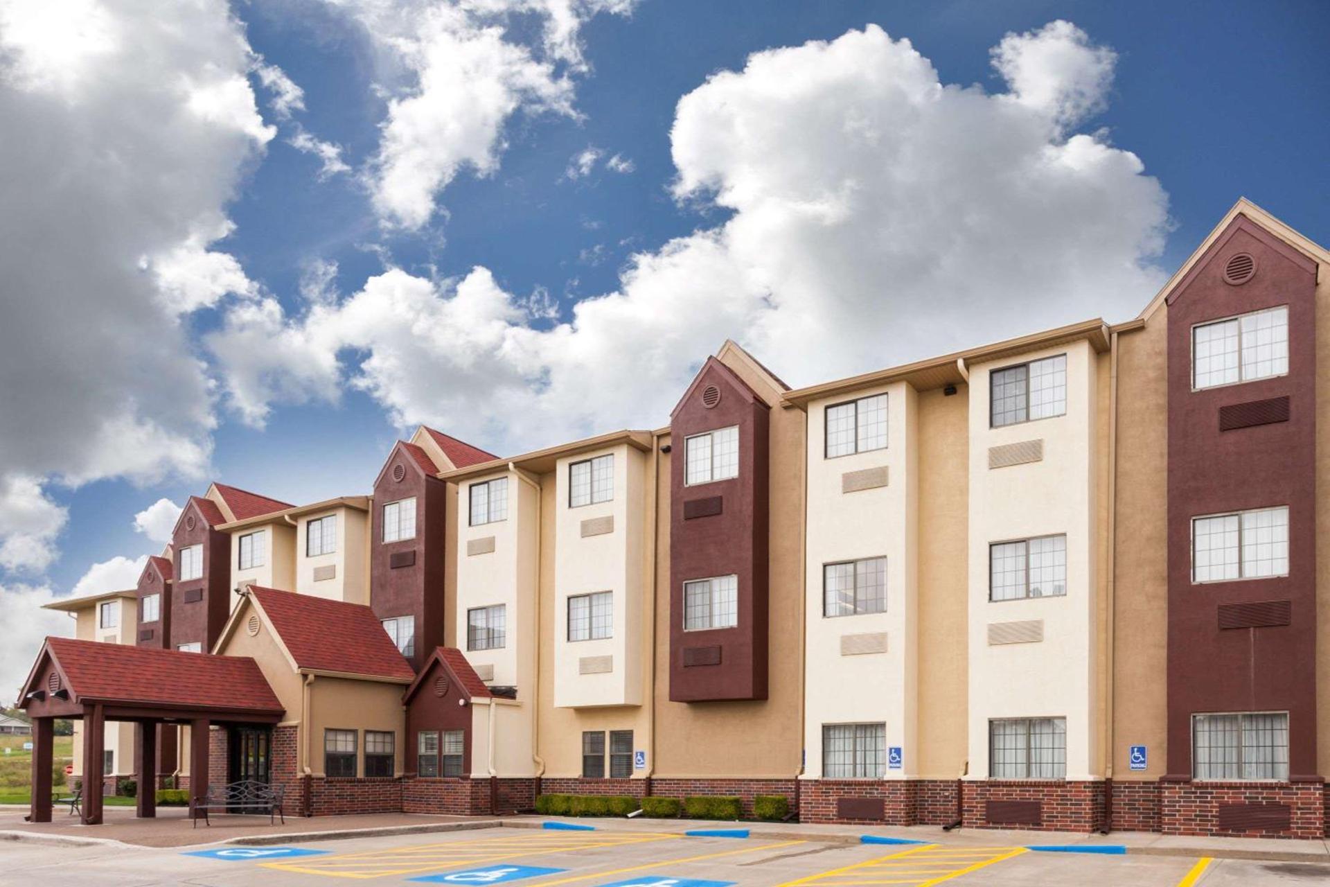 Days Inn by Wyndham near Kansas Speedway — hotel in Kansas City