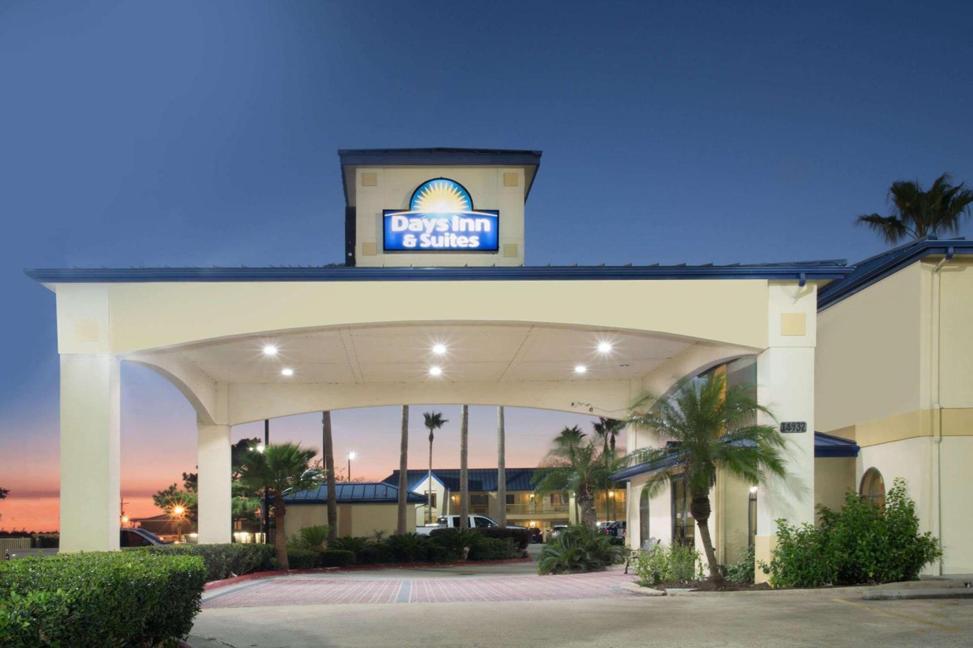 Days Inn & Suites by Wyndham Winnie photo 2