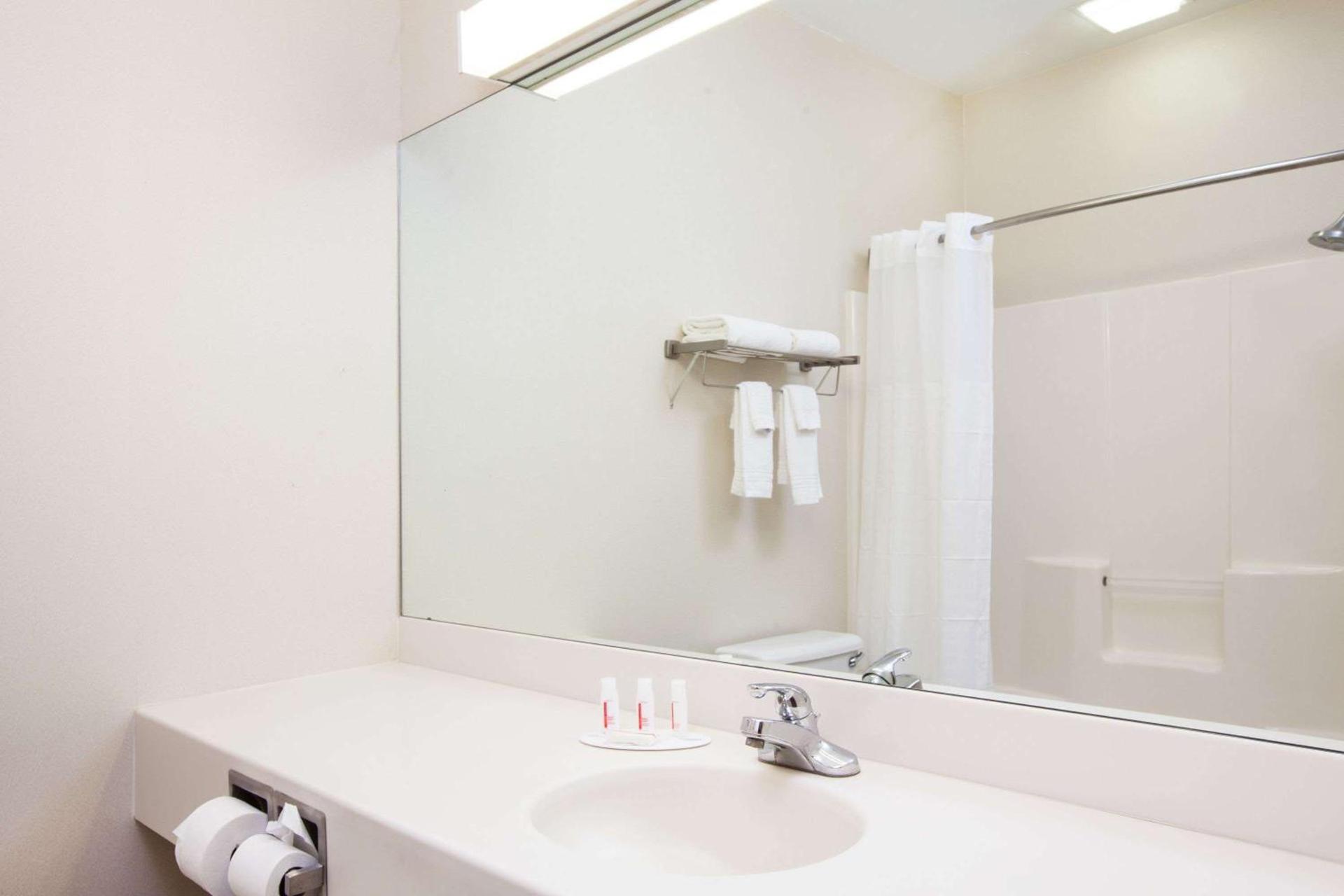 Quality Inn Brewerton - Syracuse Oneida Lake Area photo 9