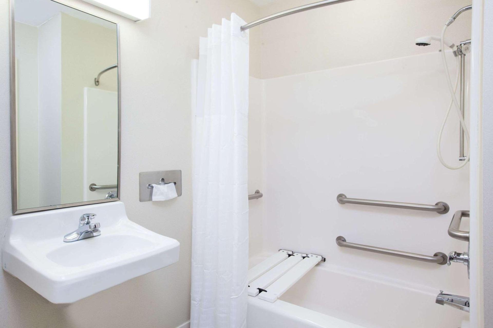 Quality Inn Brewerton - Syracuse Oneida Lake Area photo 11