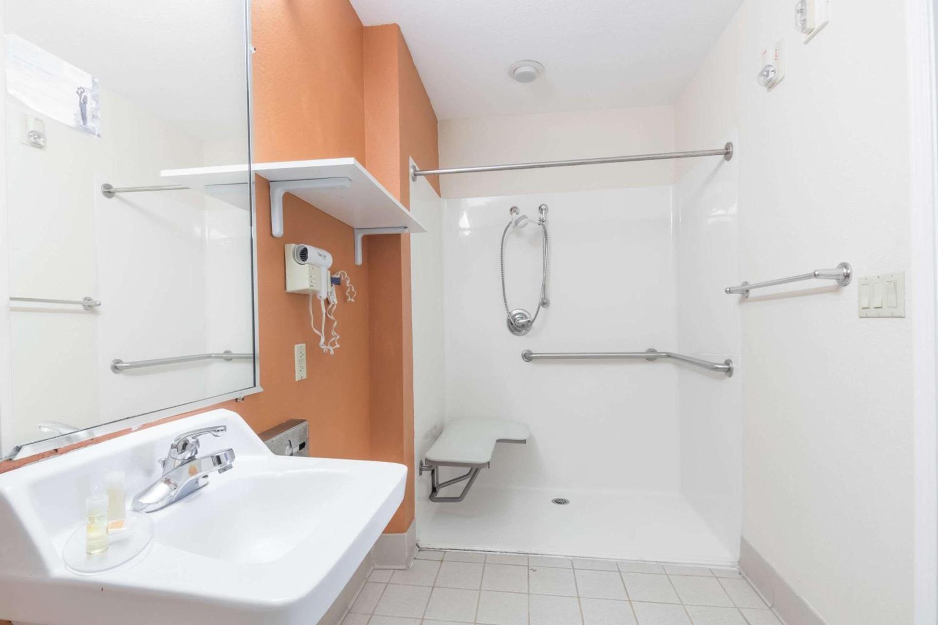 Days Inn & Suites by Wyndham Winnie photo 4
