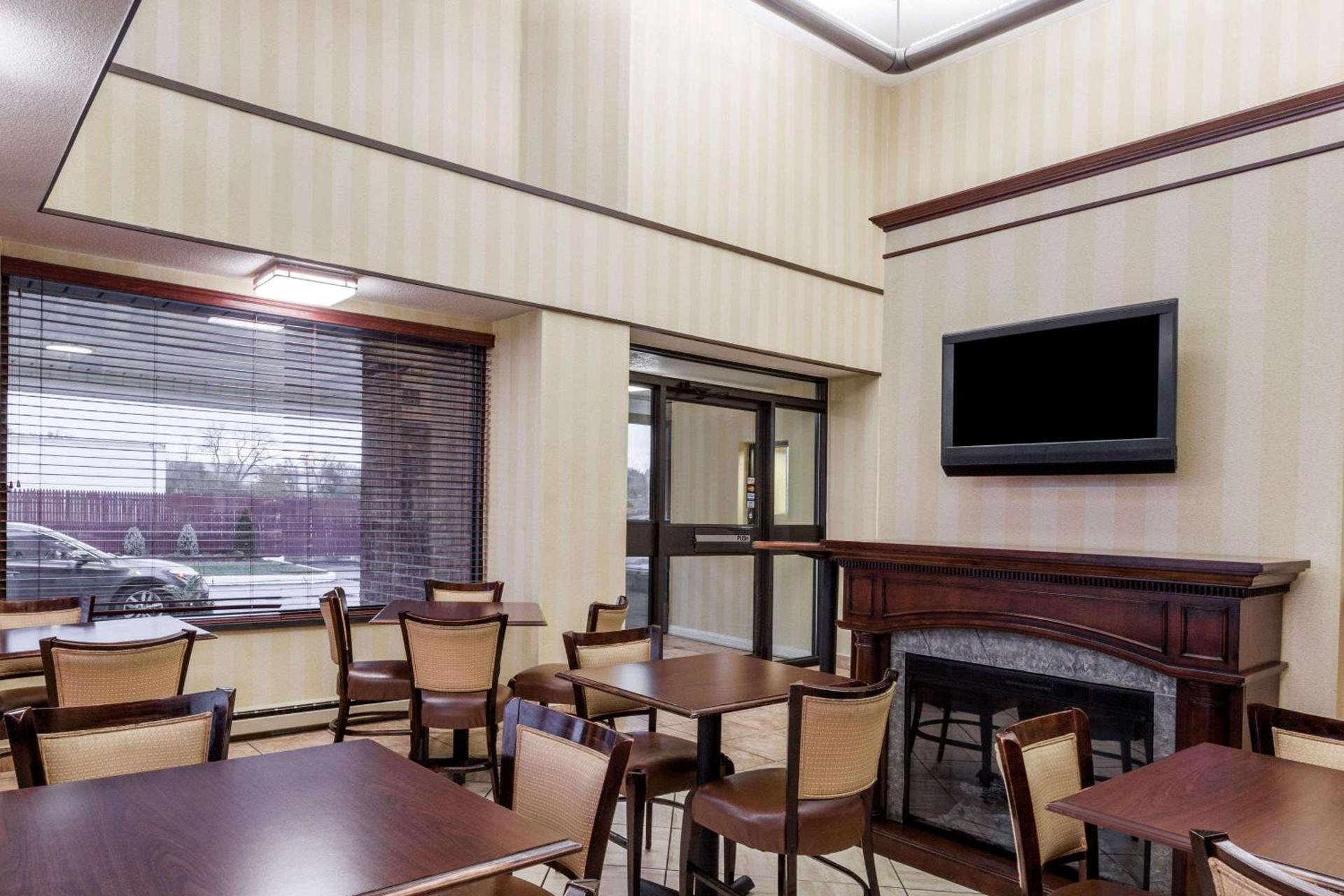 Days Inn by Wyndham Utica photo 2