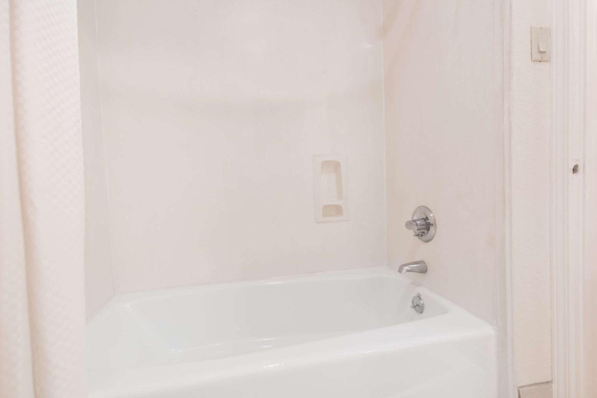 Days Inn & Suites by Wyndham Winnie photo 5