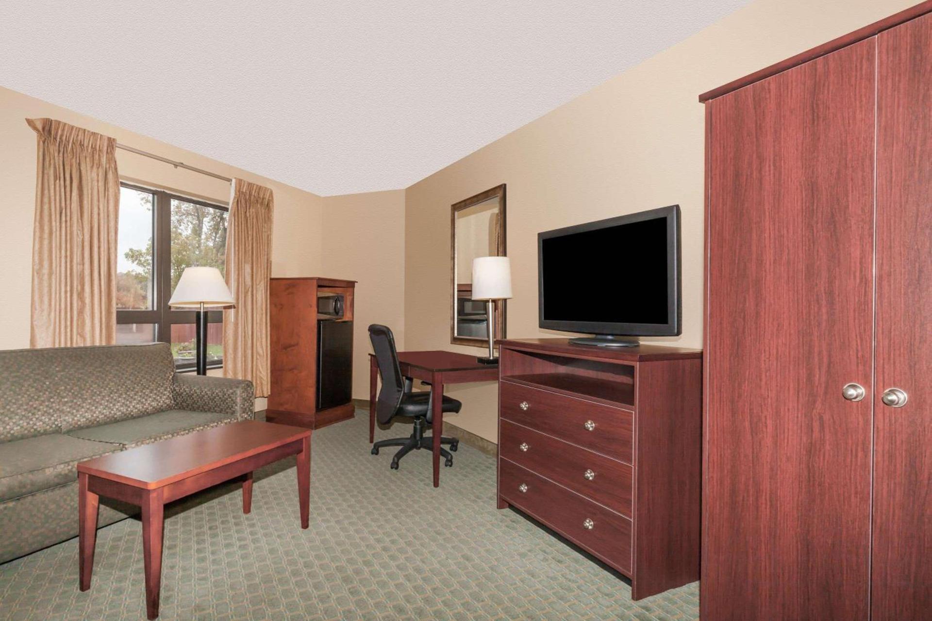 Days Inn by Wyndham Utica photo 14