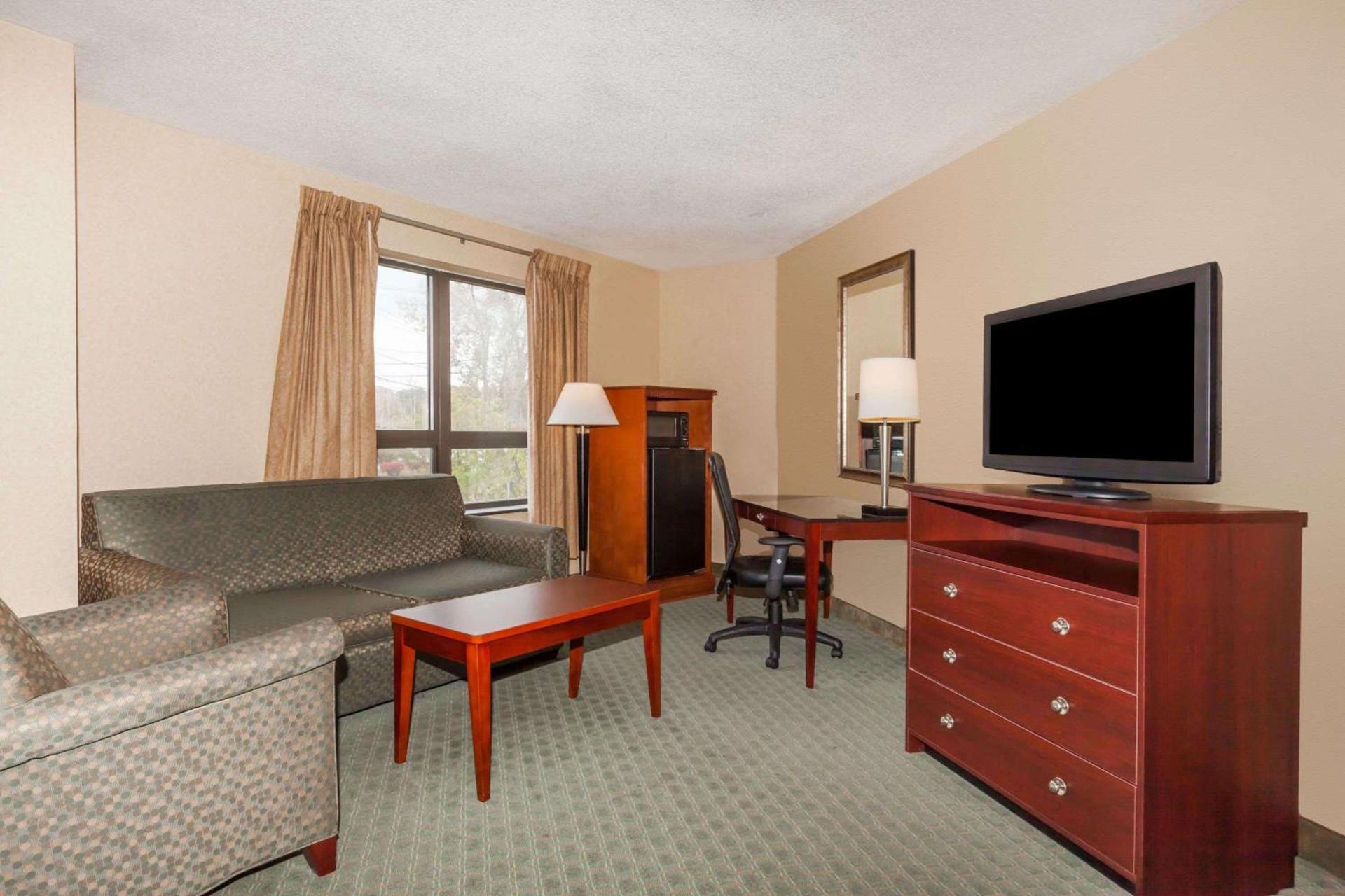 Days Inn by Wyndham Utica photo 12