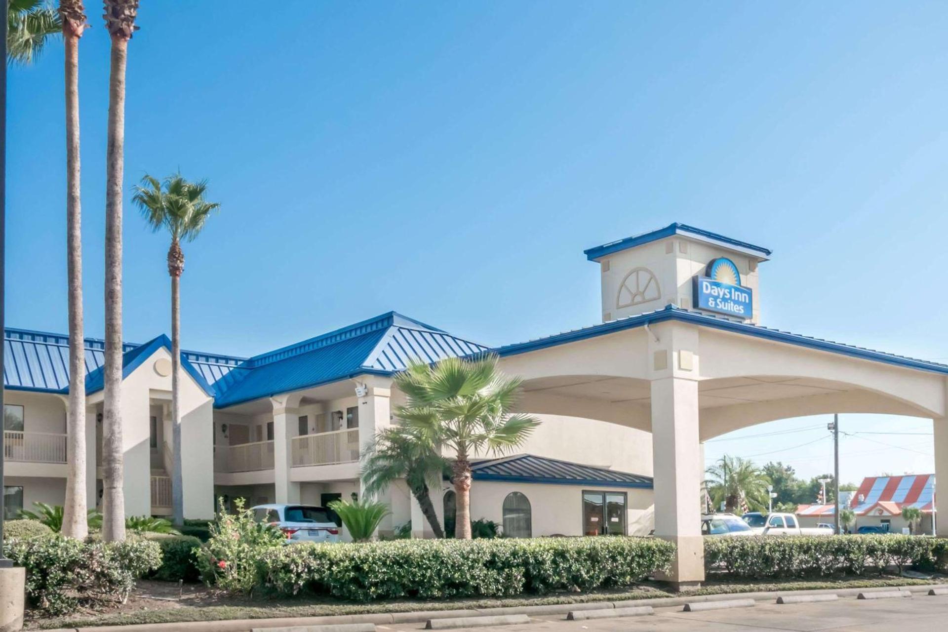 Days Inn & Suites by Wyndham Winnie — hotel in Winnie