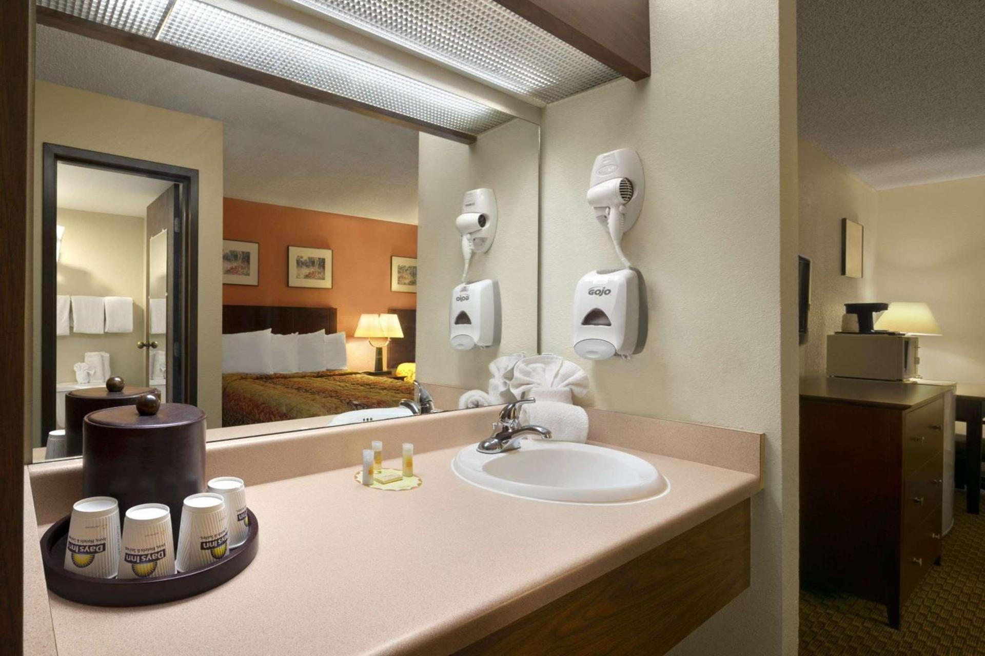 Days Inn & Suites by Wyndham Stevens Point photo 7