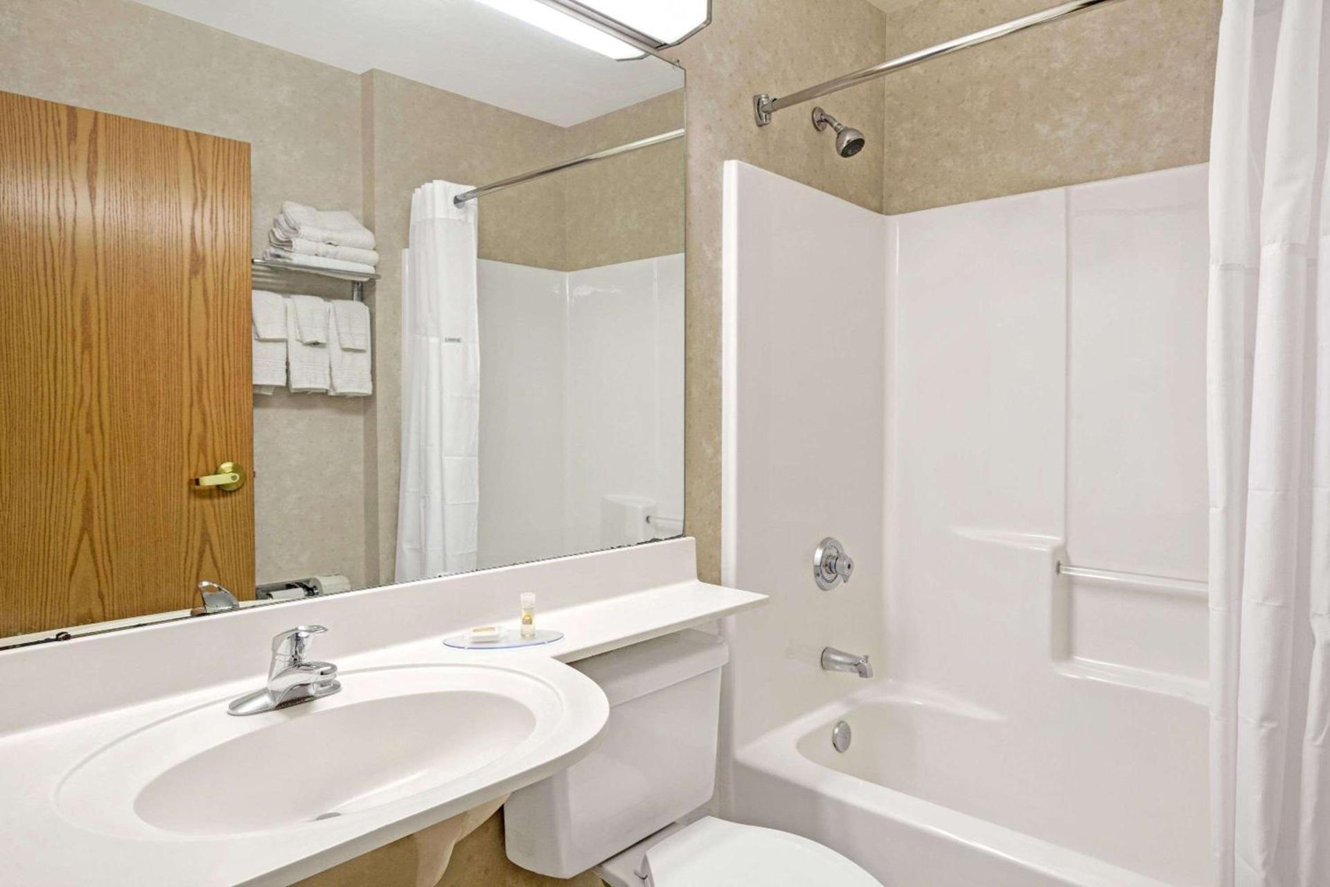 Days Inn by Wyndham Sturbridge photo 12