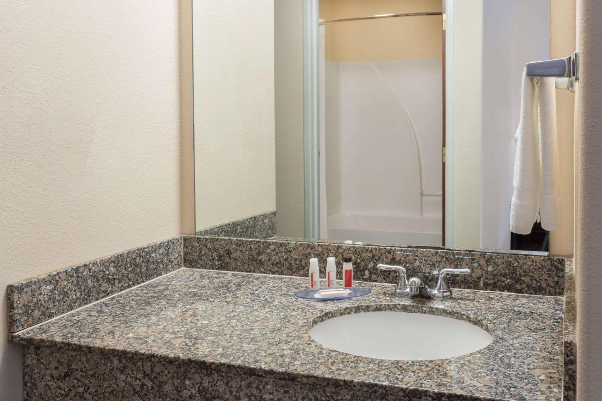 Days Inn & Suites by Wyndham Eunice photo 7