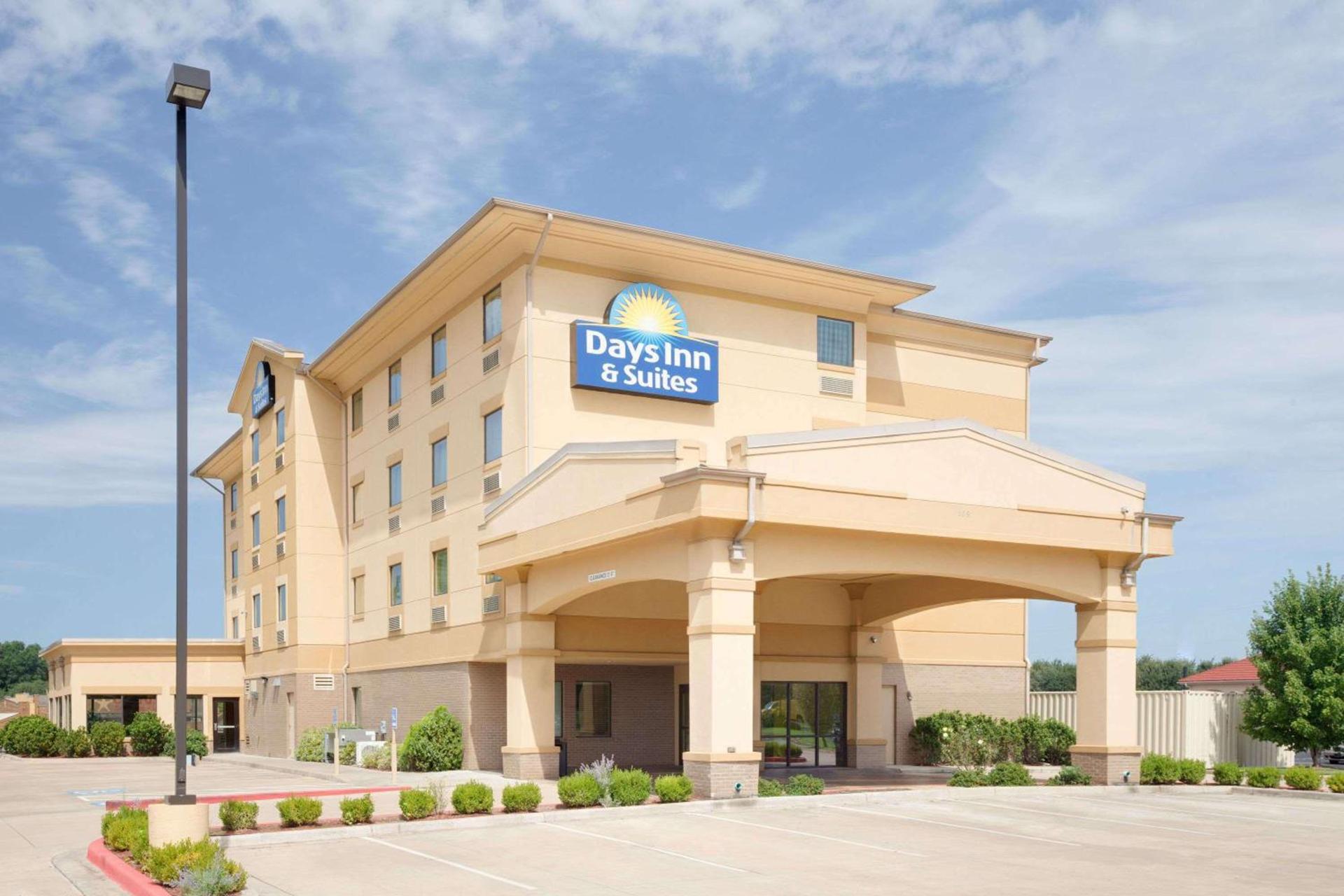 Days Inn & Suites by Wyndham Russellville — hotel in Russellville
