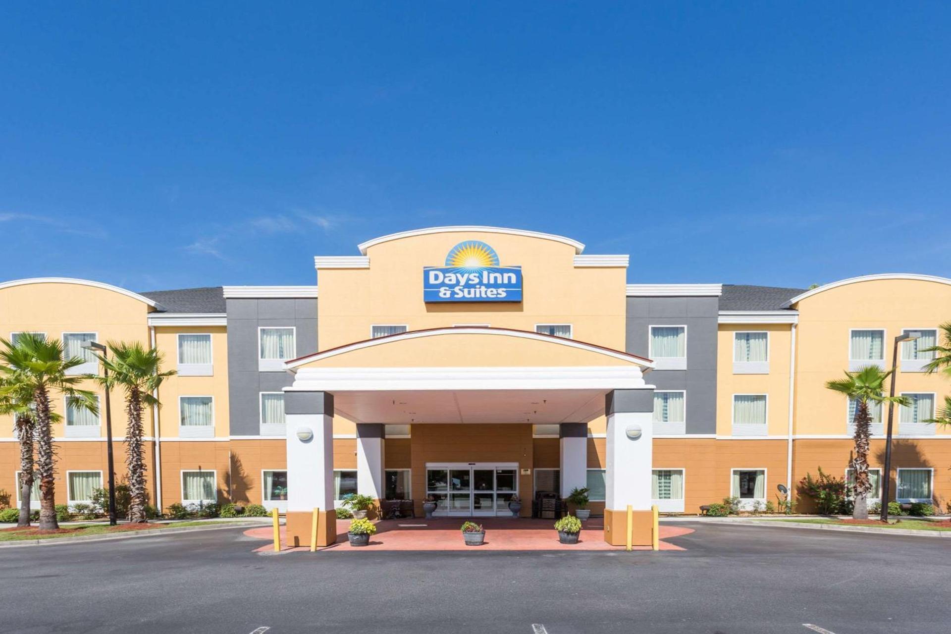 Days Inn & Suites by Wyndham Savannah North I-95 — hotel in Port Wentworth
