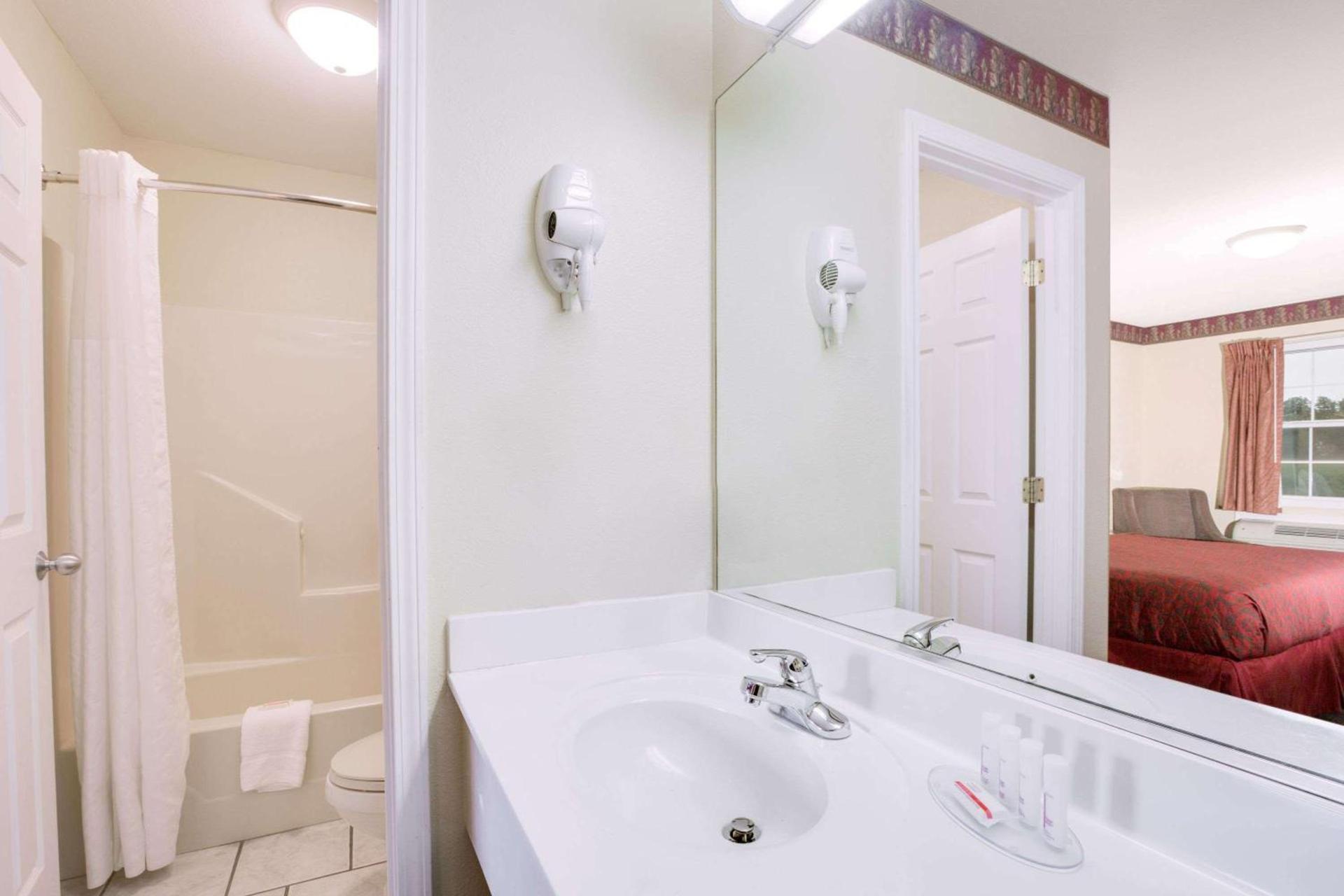 Days Inn by Wyndham Trumann AR photo 15