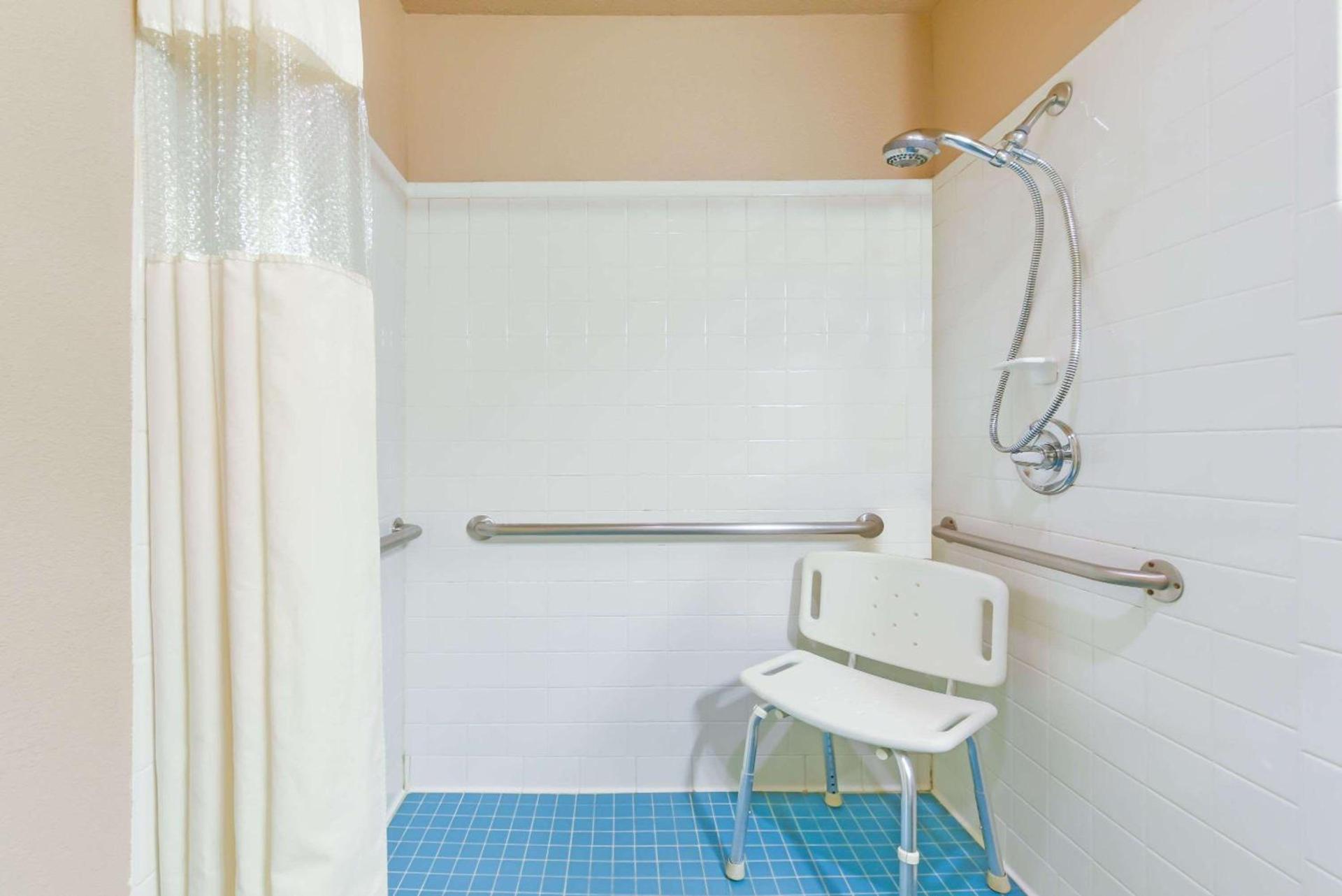 Days Inn by Wyndham Granbury photo 6