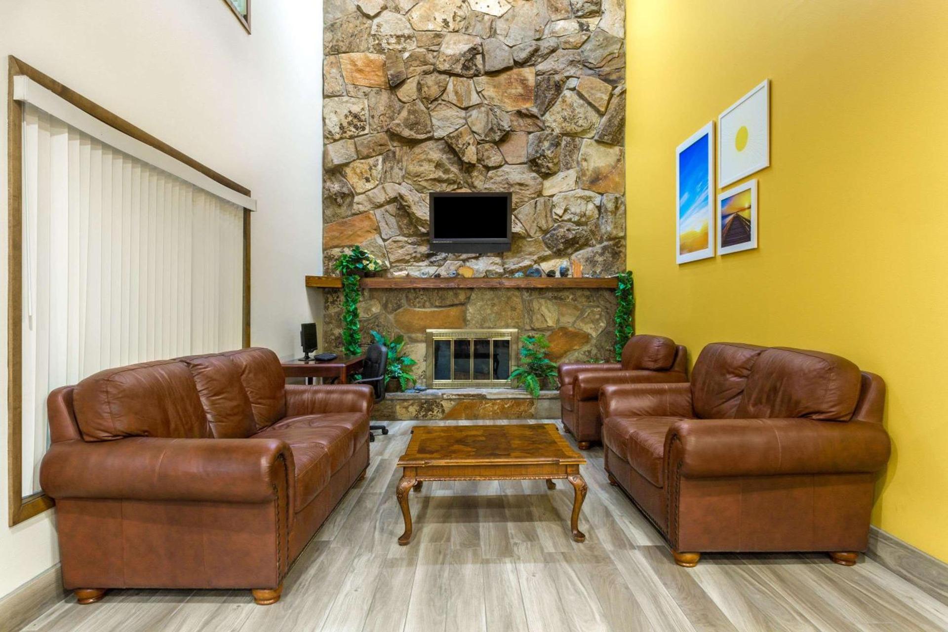 Days Inn by Wyndham Delta photo 6