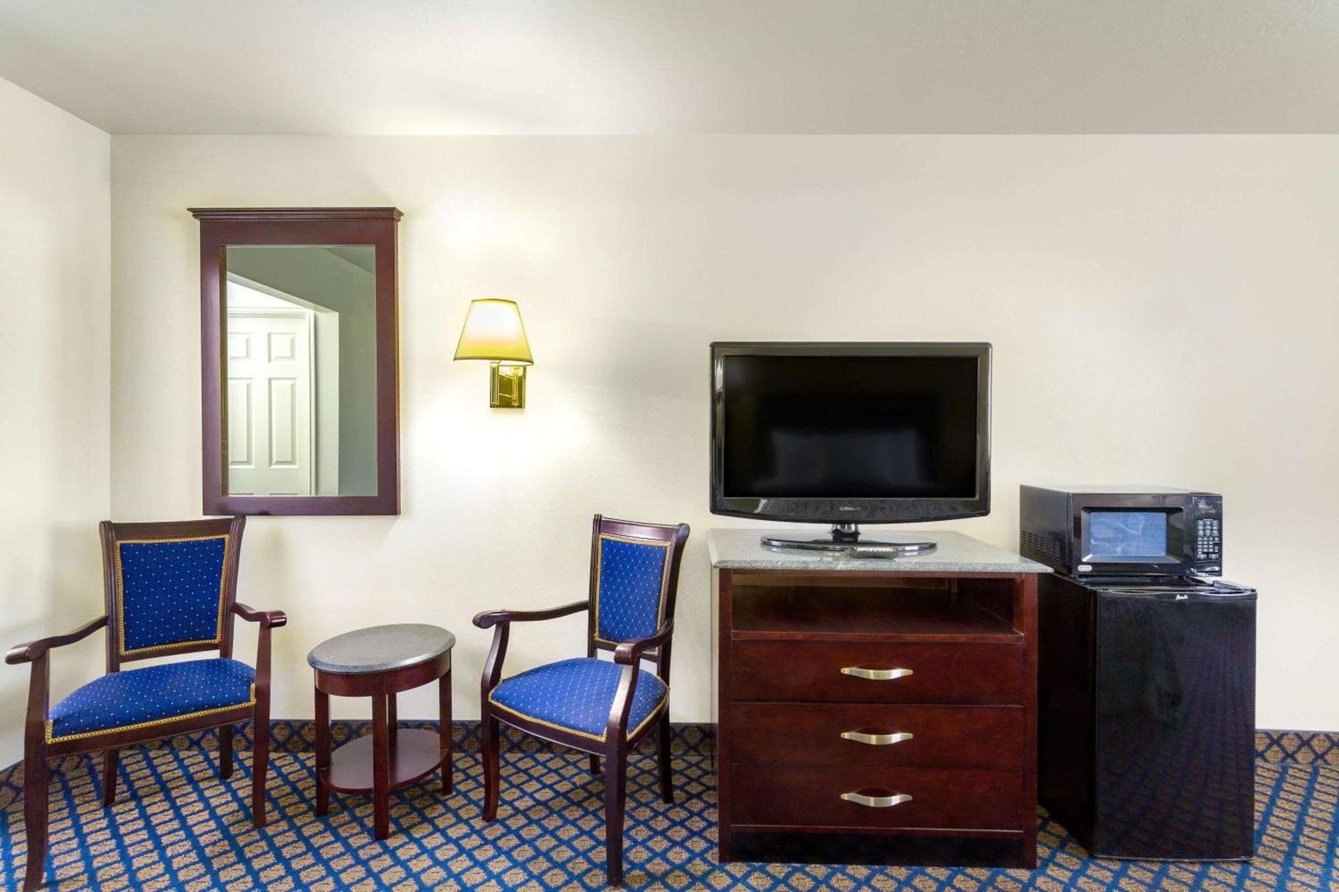 Days Inn by Wyndham Delta photo 16