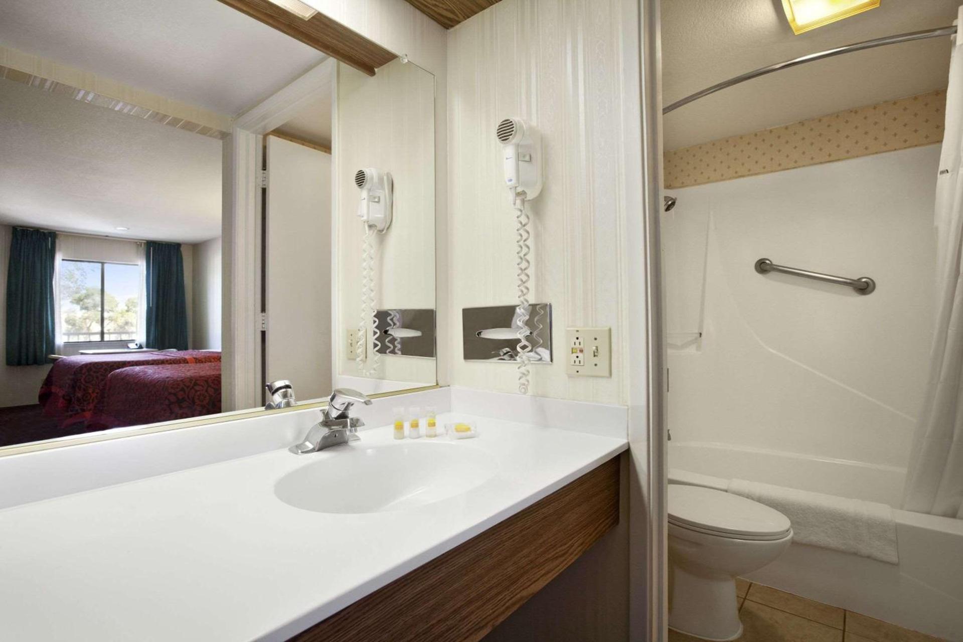 Days Inn by Wyndham Gilroy photo 4