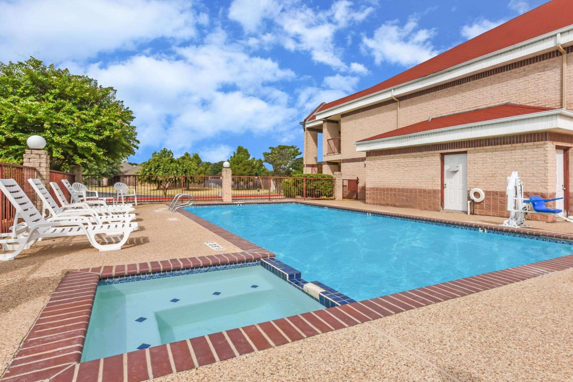 Days Inn by Wyndham Granbury photo 4