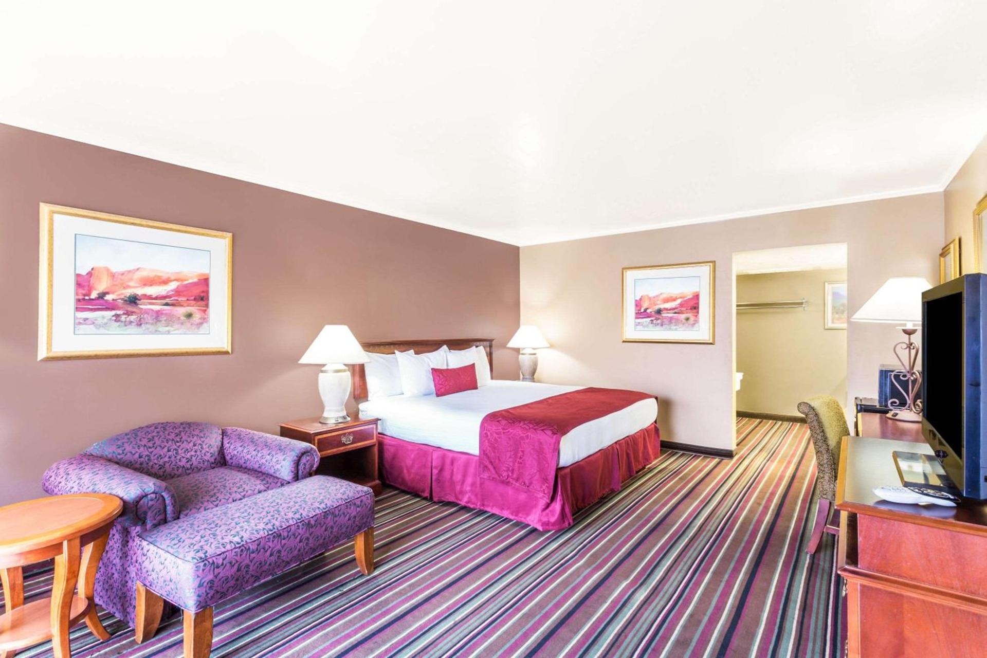 Days Inn & Suites by Wyndham Logan photo 11